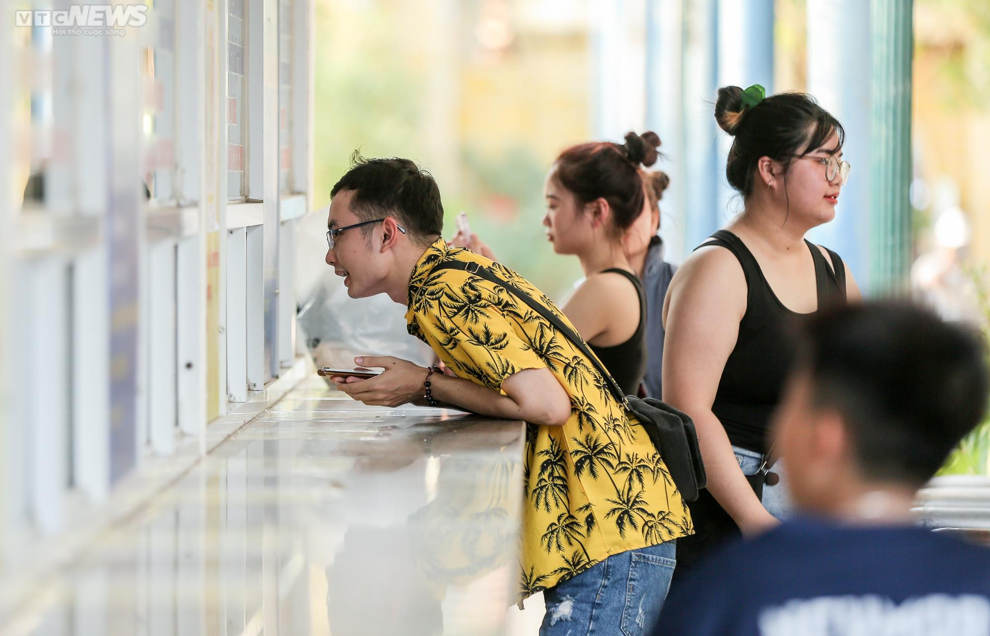 Giới trẻ Hà thành đổ về công viên nước Hồ Tây giải nhiệt ngày nắng nóng kỷ lục - 2