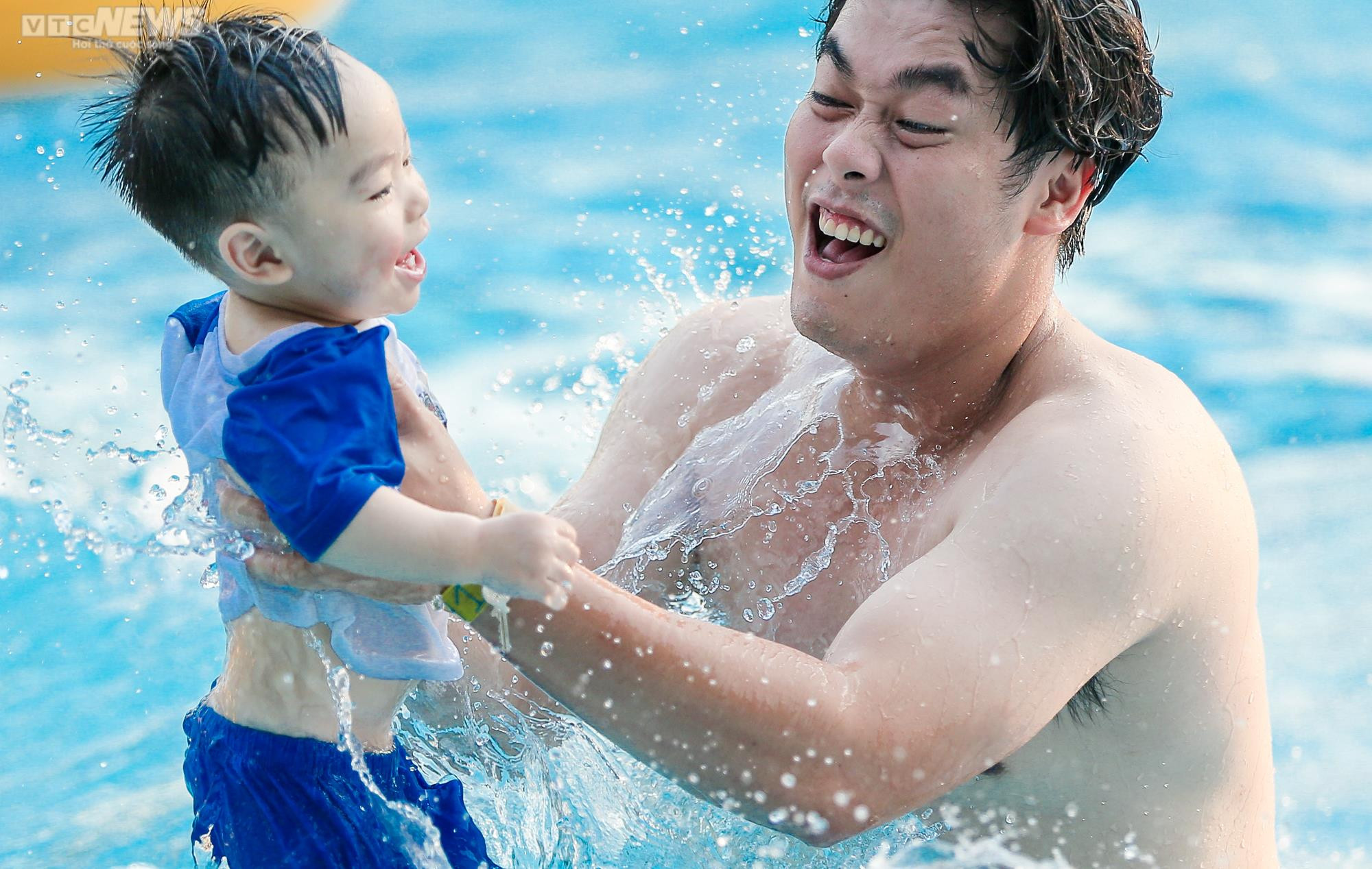 Giới trẻ Hà thành đổ về công viên nước Hồ Tây giải nhiệt ngày nắng nóng kỷ lục - 7