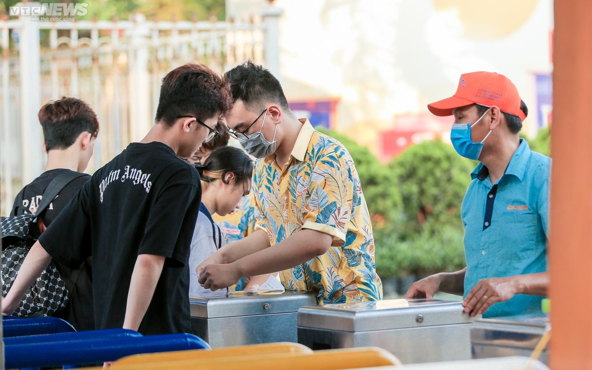 Giới trẻ Hà thành đổ về công viên nước Hồ Tây giải nhiệt ngày nắng nóng kỷ lục - 3