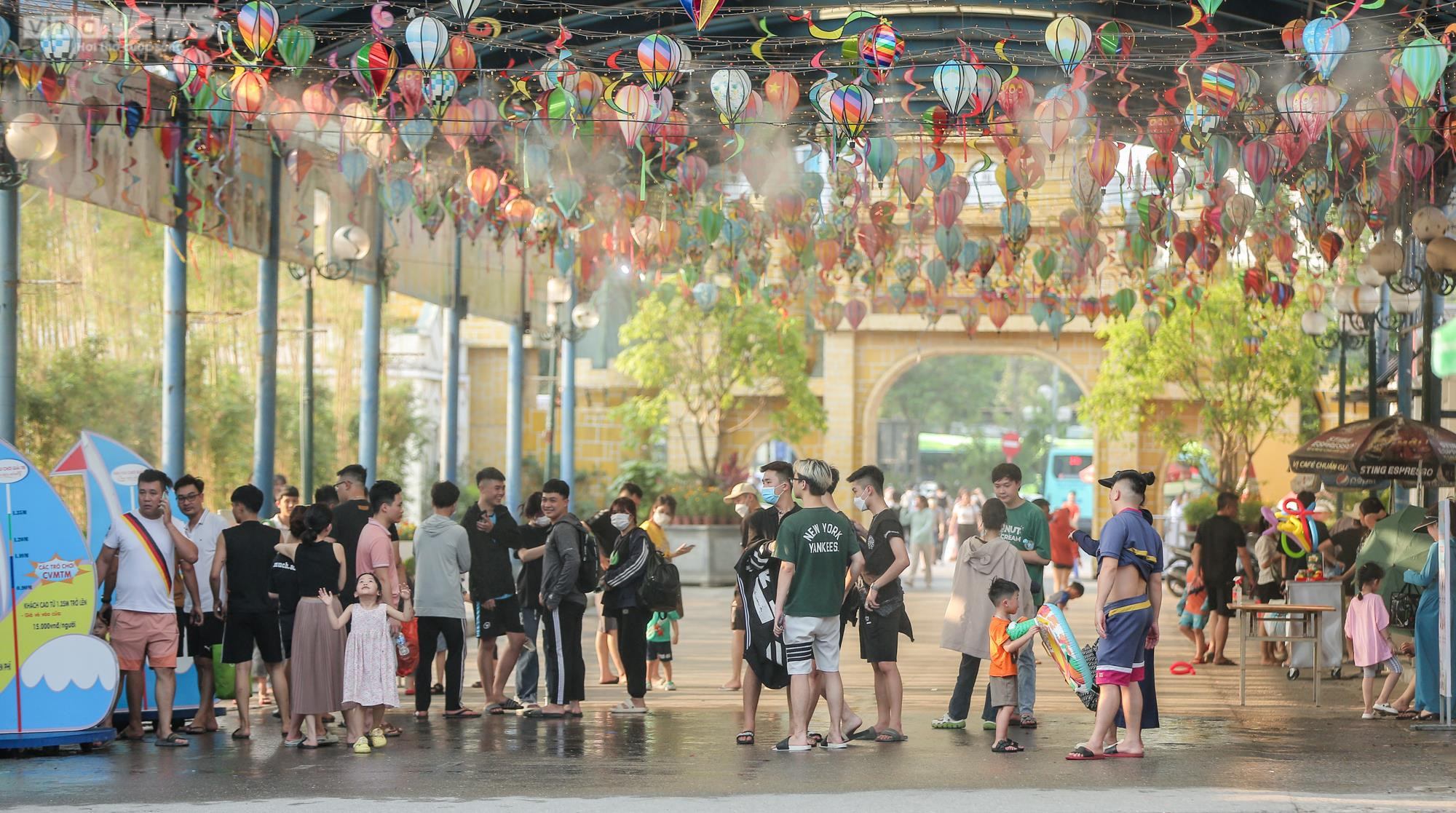 Giới trẻ Hà thành đổ về công viên nước Hồ Tây giải nhiệt ngày nắng nóng kỷ lục - 1