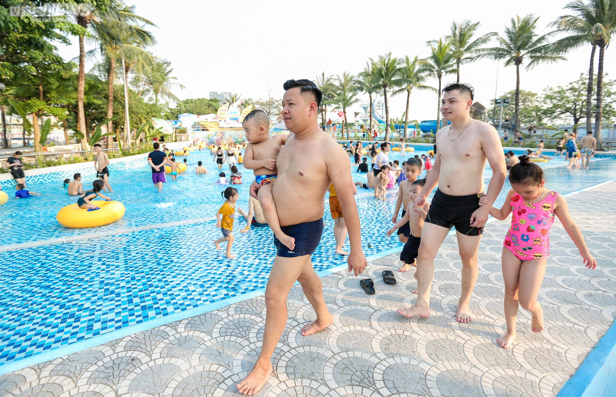 Giới trẻ Hà thành đổ về công viên nước Hồ Tây giải nhiệt ngày nắng nóng kỷ lục - 6