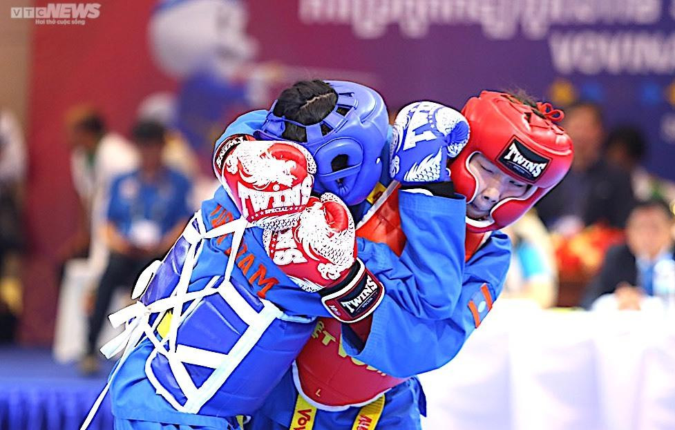 Nữ võ sĩ Việt Nam nén đau, 'chấp' đối thủ 1 chân vẫn giành HCV SEA Games 32 - 2