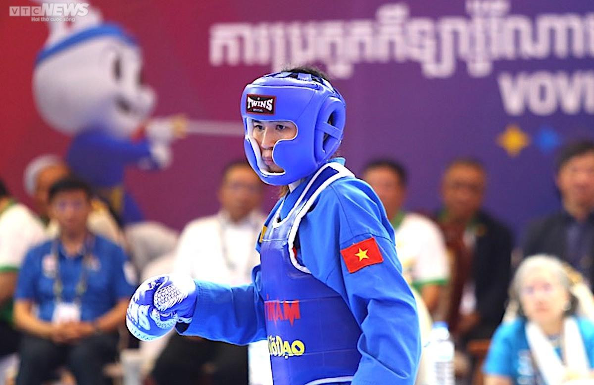 Nữ võ sĩ Việt Nam nén đau, 'chấp' đối thủ 1 chân vẫn giành HCV SEA Games 32 - 1