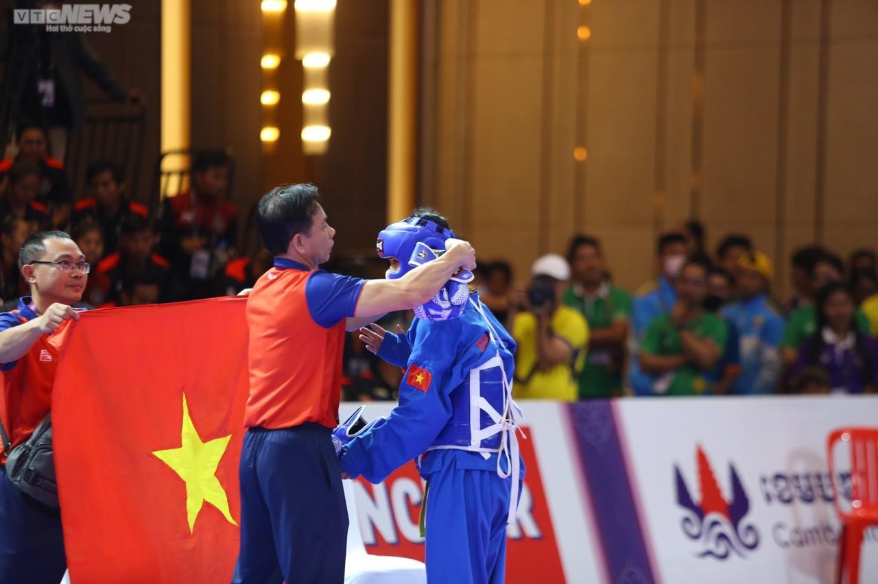 Nữ võ sĩ Việt Nam nén đau, 'chấp' đối thủ 1 chân vẫn giành HCV SEA Games 32 - 8