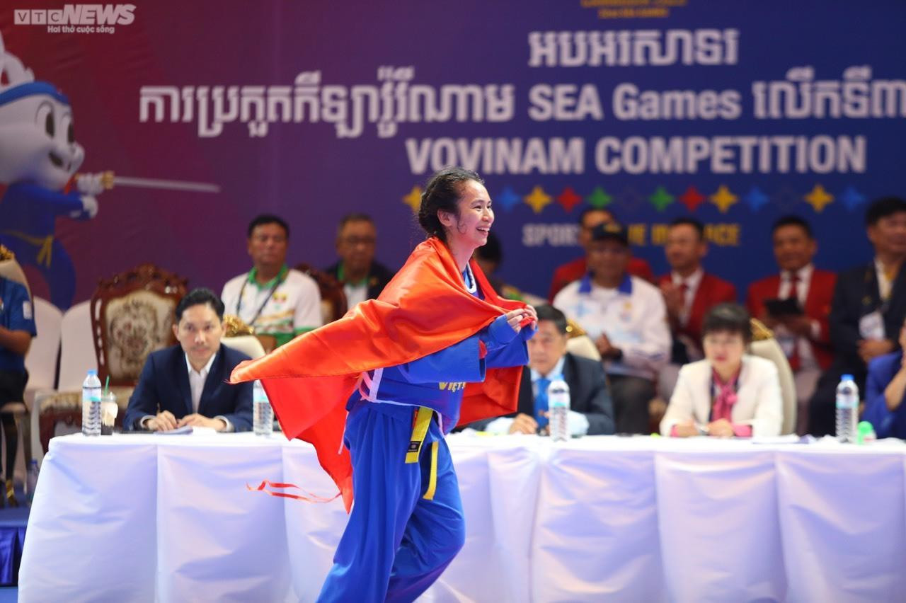 Nữ võ sĩ Việt Nam nén đau, 'chấp' đối thủ 1 chân vẫn giành HCV SEA Games 32 - 9