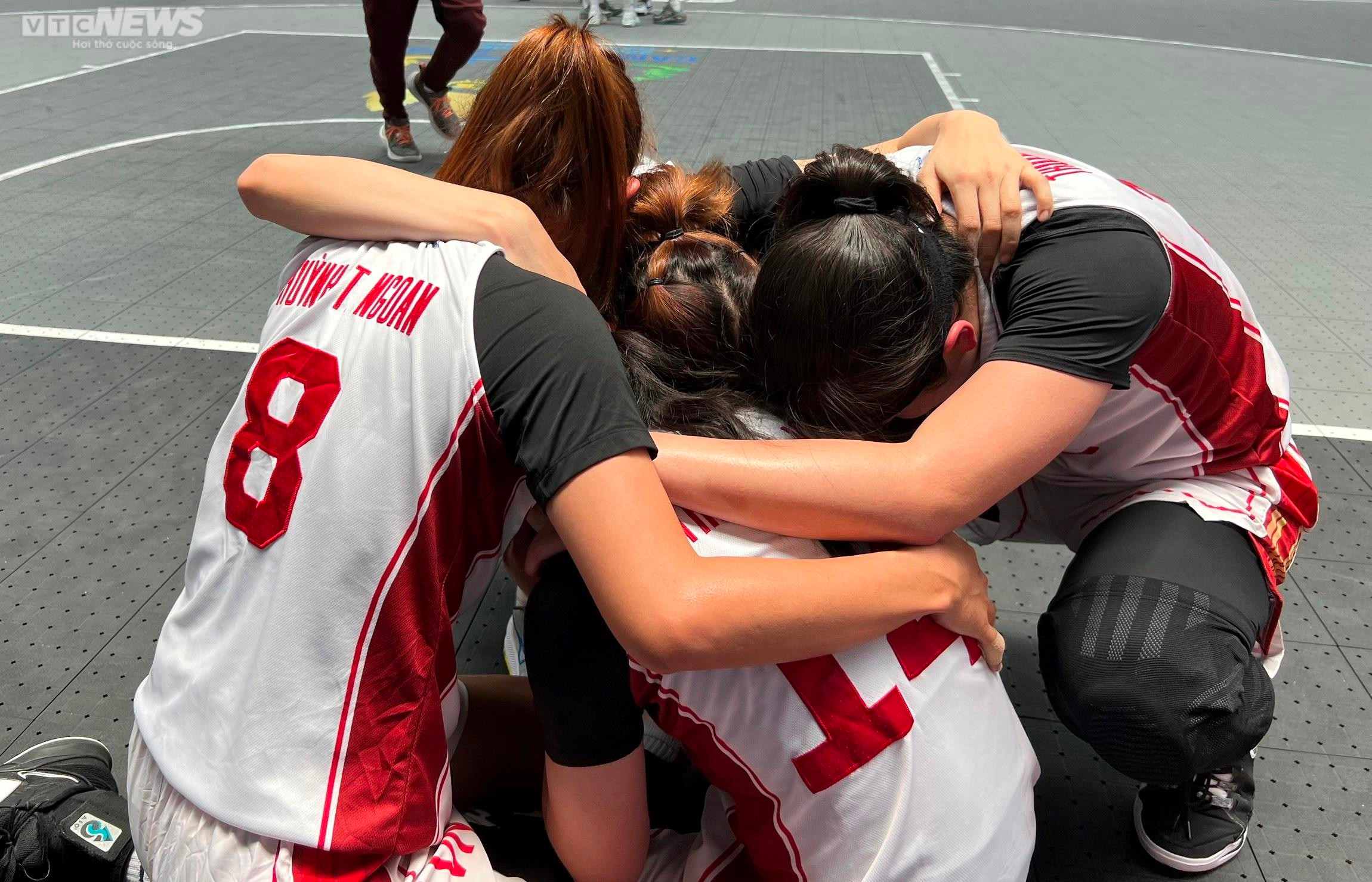 Giành HCV lịch sử, tuyển nữ bóng rổ Việt Nam ôm nhau khóc nức nở - 3