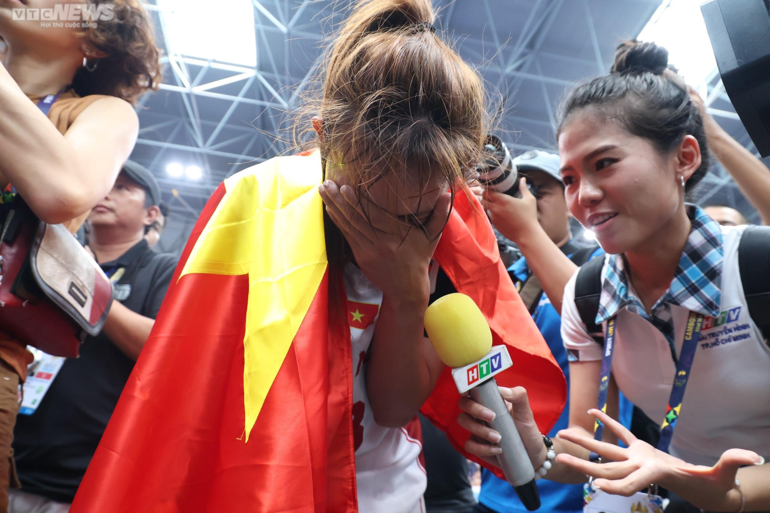 Giành HCV lịch sử, tuyển nữ bóng rổ Việt Nam ôm nhau khóc nức nở - 4