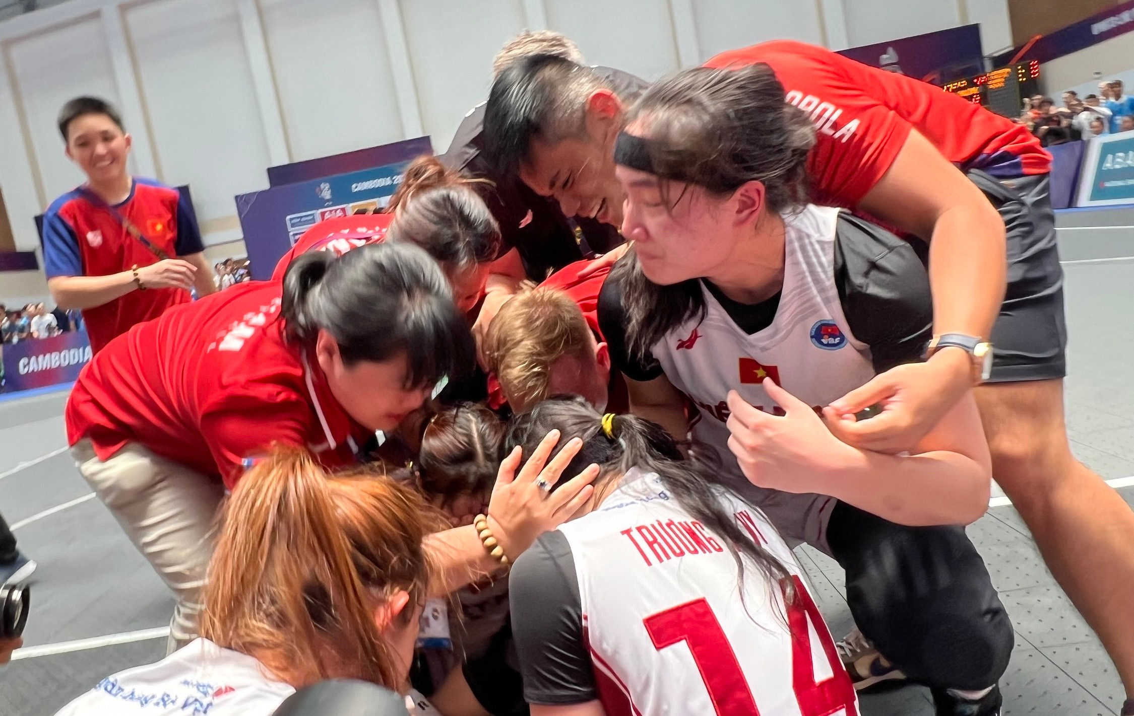 Giành HCV lịch sử, tuyển nữ bóng rổ Việt Nam ôm nhau khóc nức nở - 8