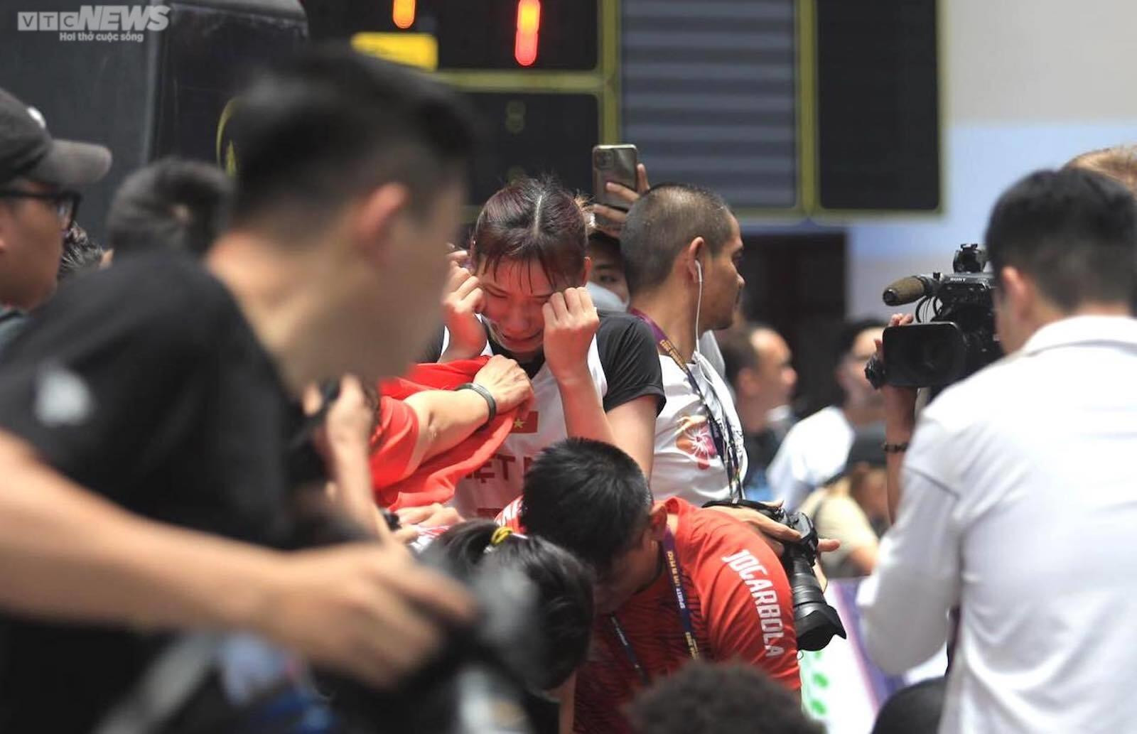 Giành HCV lịch sử, tuyển nữ bóng rổ Việt Nam ôm nhau khóc nức nở - 7