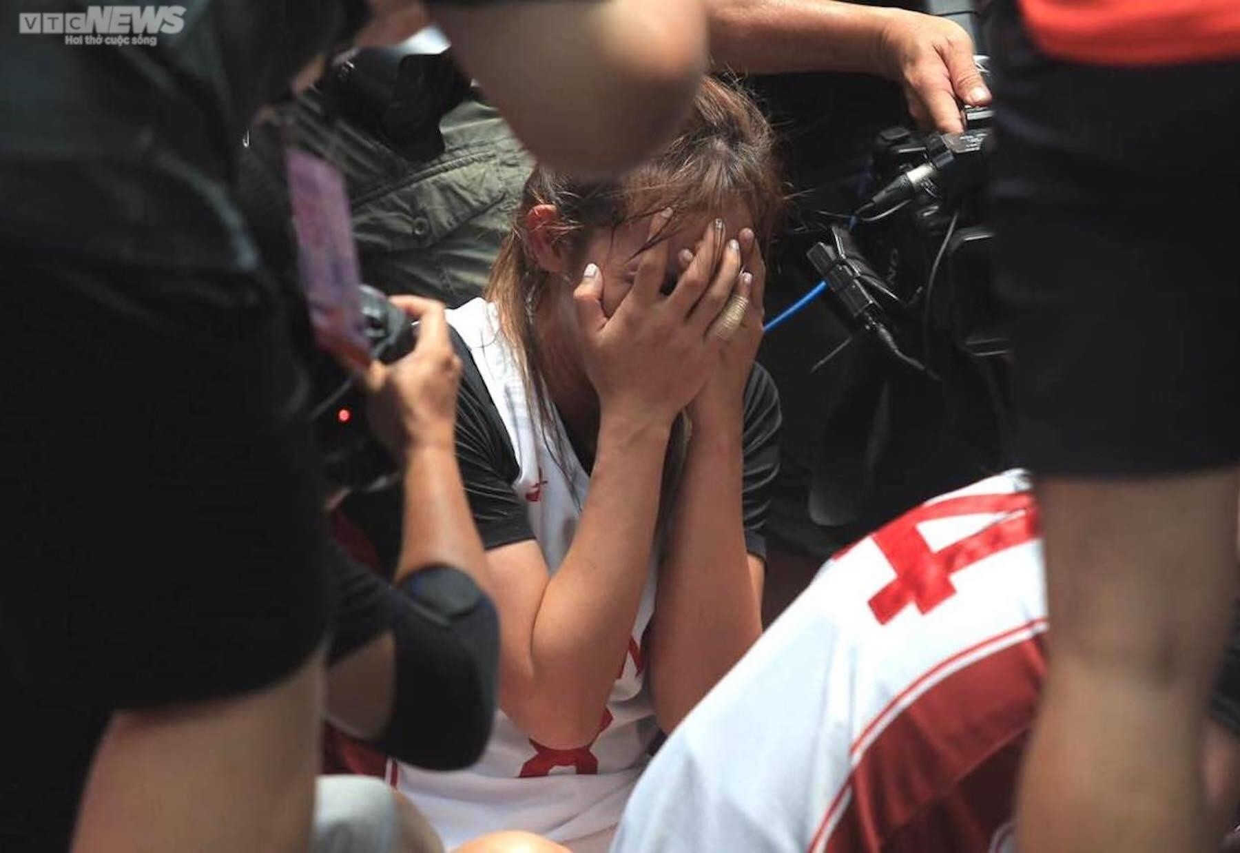 Giành HCV lịch sử, tuyển nữ bóng rổ Việt Nam ôm nhau khóc nức nở - 5