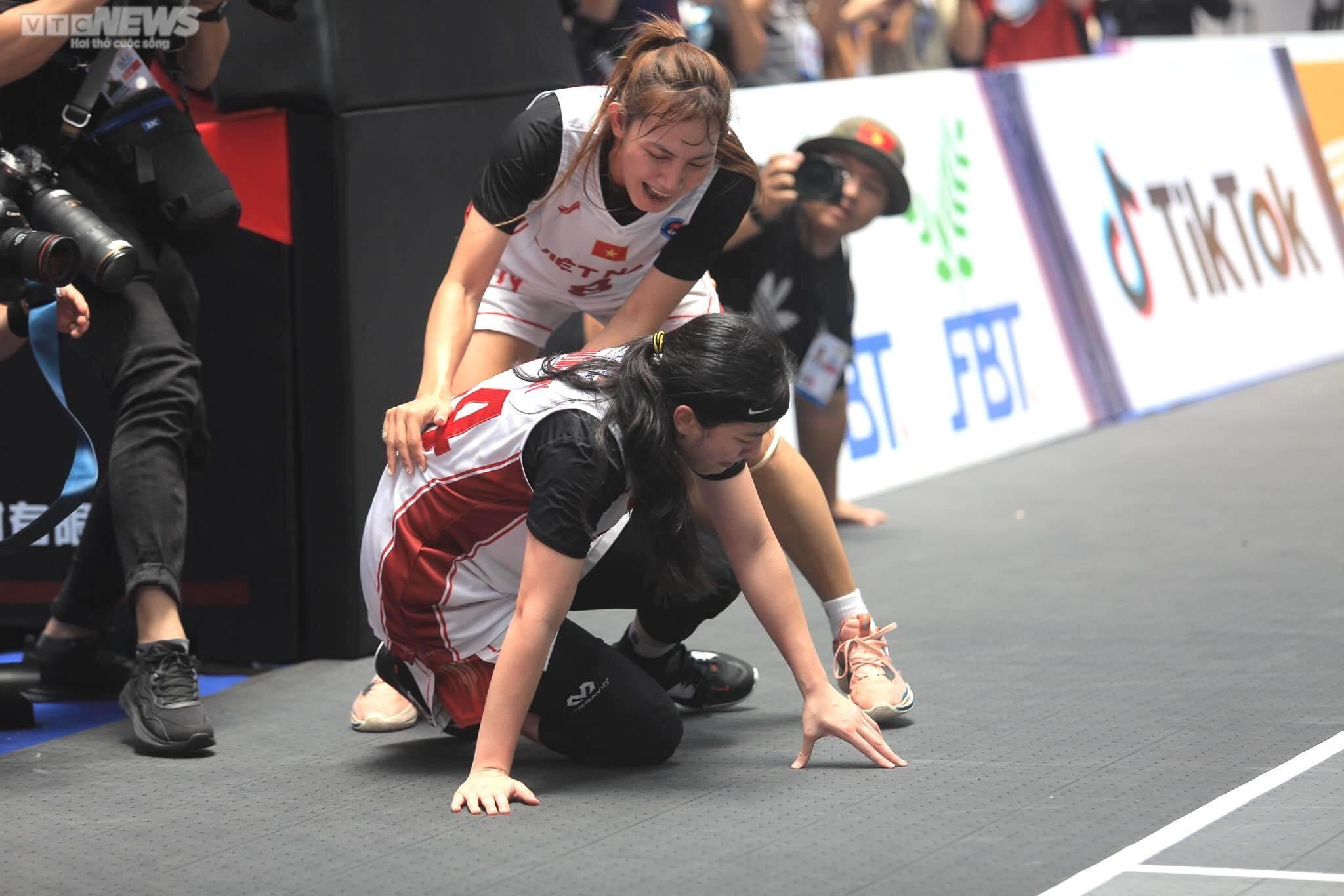 Giành HCV lịch sử, tuyển nữ bóng rổ Việt Nam ôm nhau khóc nức nở - 6