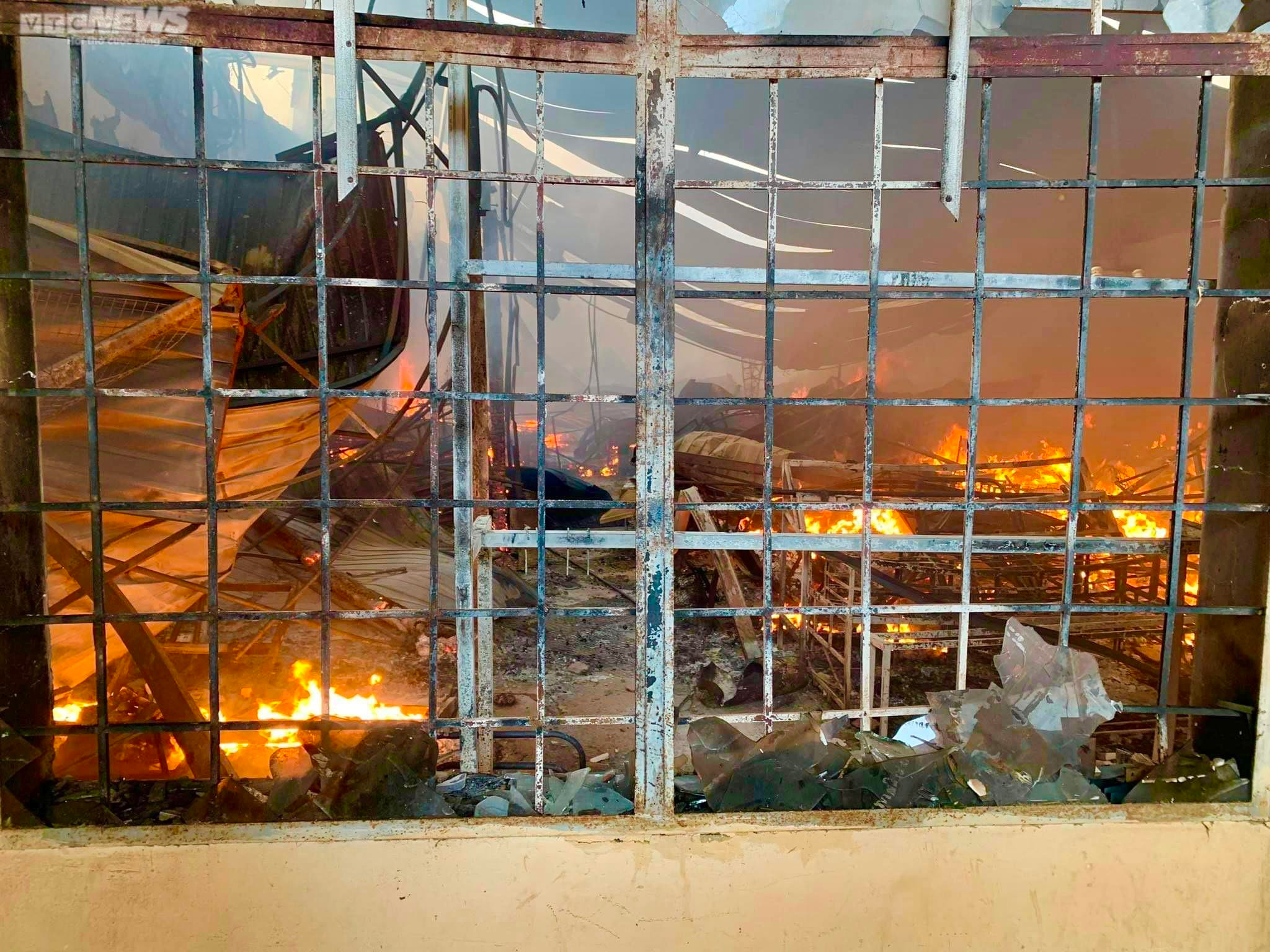 Chợ Ea Súp tan hoang sau vụ cháy, tiểu thương khóc nức nở nhìn tài sản thiêu rụi - 9