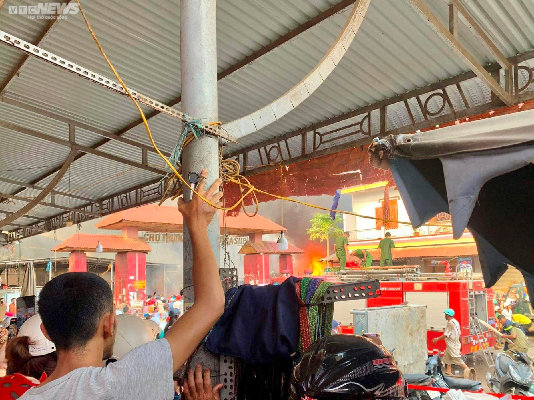 Chợ Ea Súp tan hoang sau vụ cháy, tiểu thương khóc nức nở nhìn tài sản thiêu rụi - 10