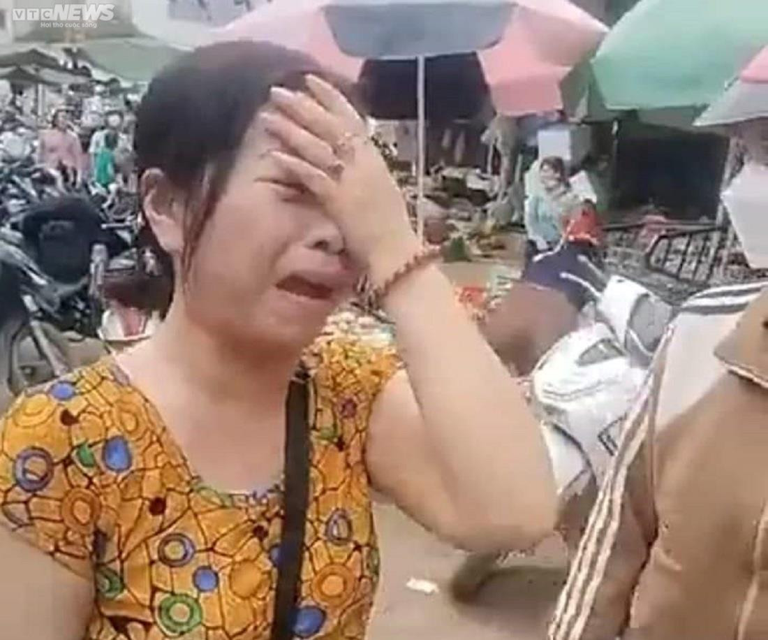 Chợ Ea Súp tan hoang sau vụ cháy, tiểu thương khóc nức nở nhìn tài sản thiêu rụi - 6