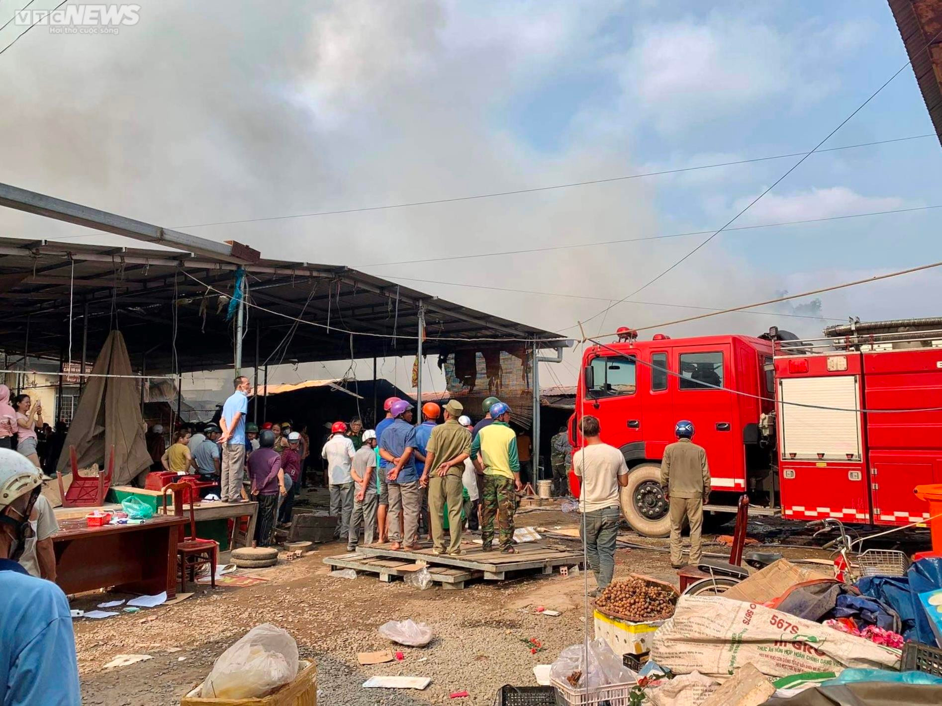 Chợ Ea Súp tan hoang sau vụ cháy, tiểu thương khóc nức nở nhìn tài sản thiêu rụi - 13