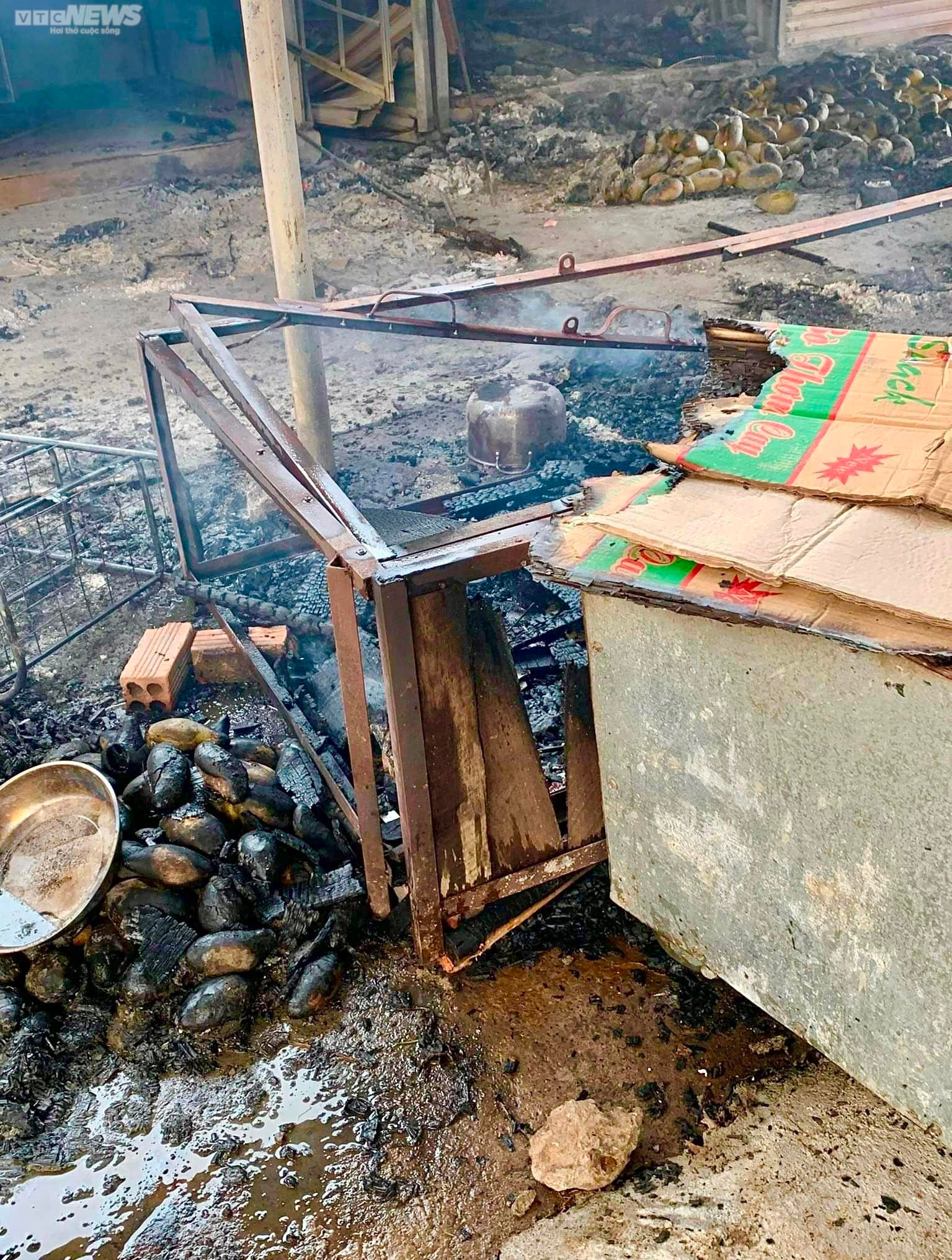 Chợ Ea Súp tan hoang sau vụ cháy, tiểu thương khóc nức nở nhìn tài sản thiêu rụi - 7
