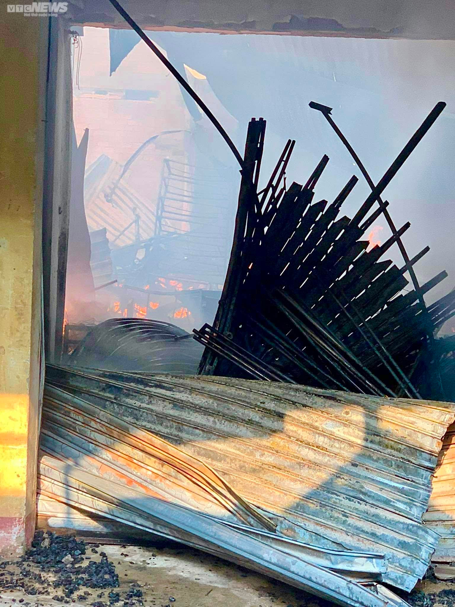 Chợ Ea Súp tan hoang sau vụ cháy, tiểu thương khóc nức nở nhìn tài sản thiêu rụi - 8