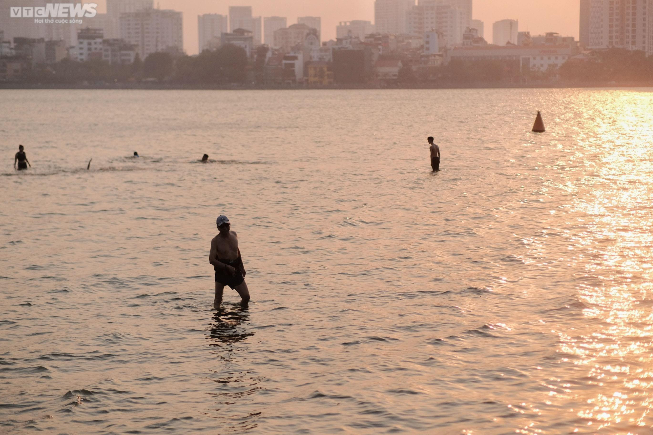 Người Hà Nội mang cả trẻ nhỏ, thú cưng ra Hồ Tây bơi giải nhiệt ngày nắng nóng - 8