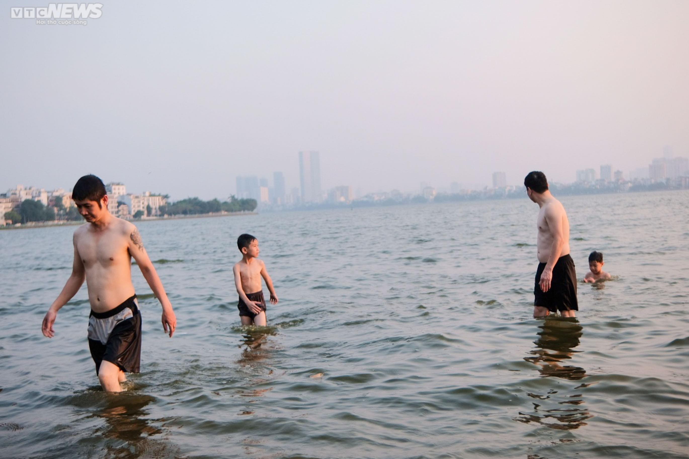 Người Hà Nội mang cả trẻ nhỏ, thú cưng ra Hồ Tây bơi giải nhiệt ngày nắng nóng - 2