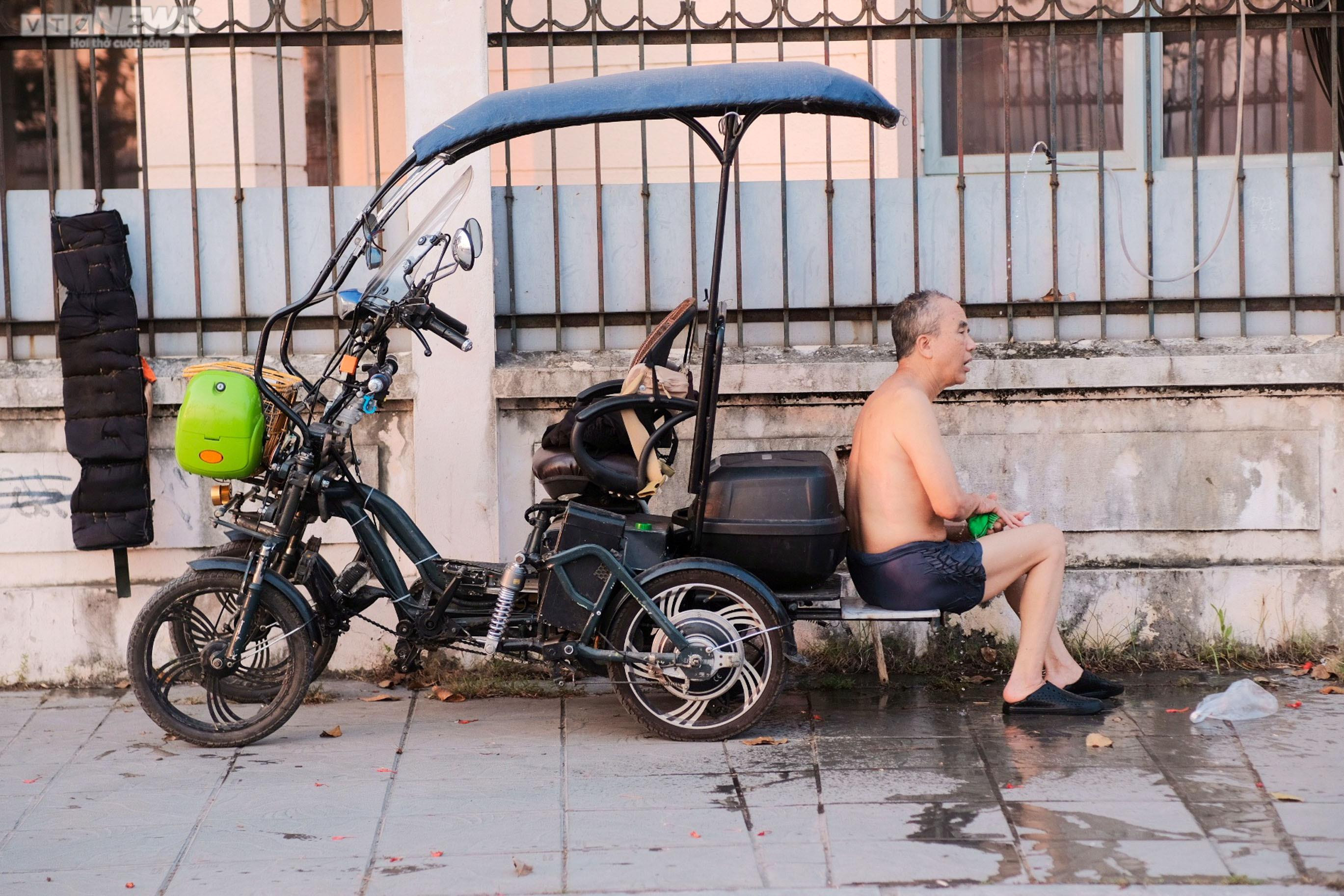 Người Hà Nội mang cả trẻ nhỏ, thú cưng ra Hồ Tây bơi giải nhiệt ngày nắng nóng - 5