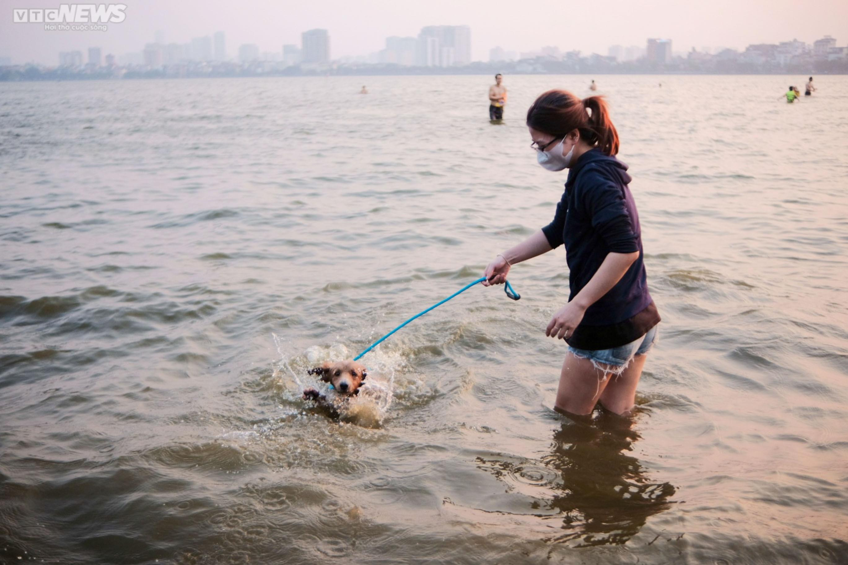 Người Hà Nội mang cả trẻ nhỏ, thú cưng ra Hồ Tây bơi giải nhiệt ngày nắng nóng - 6