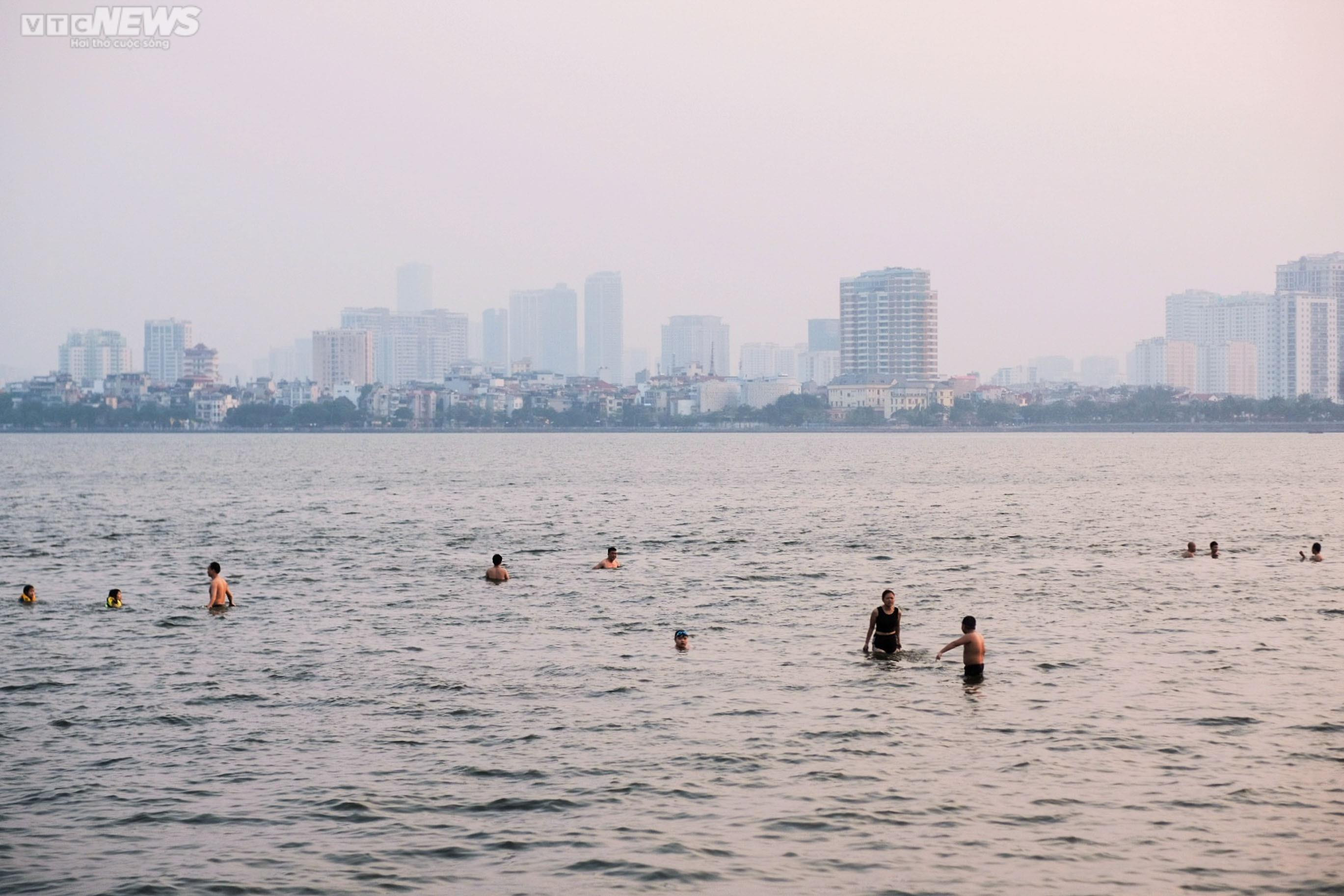 Người Hà Nội mang cả trẻ nhỏ, thú cưng ra Hồ Tây bơi giải nhiệt ngày nắng nóng - 1