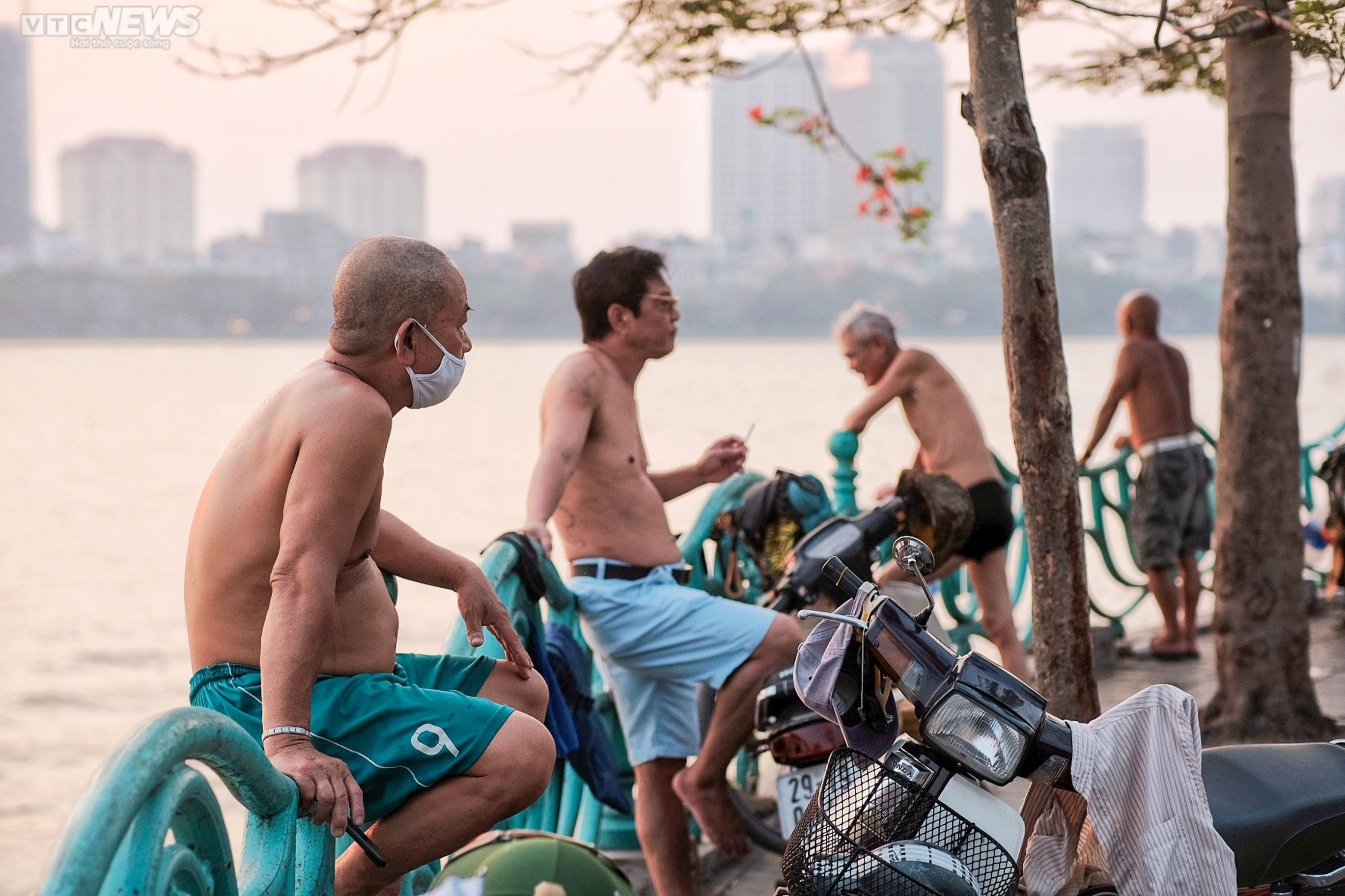 Người Hà Nội mang cả trẻ nhỏ, thú cưng ra Hồ Tây bơi giải nhiệt ngày nắng nóng - 4