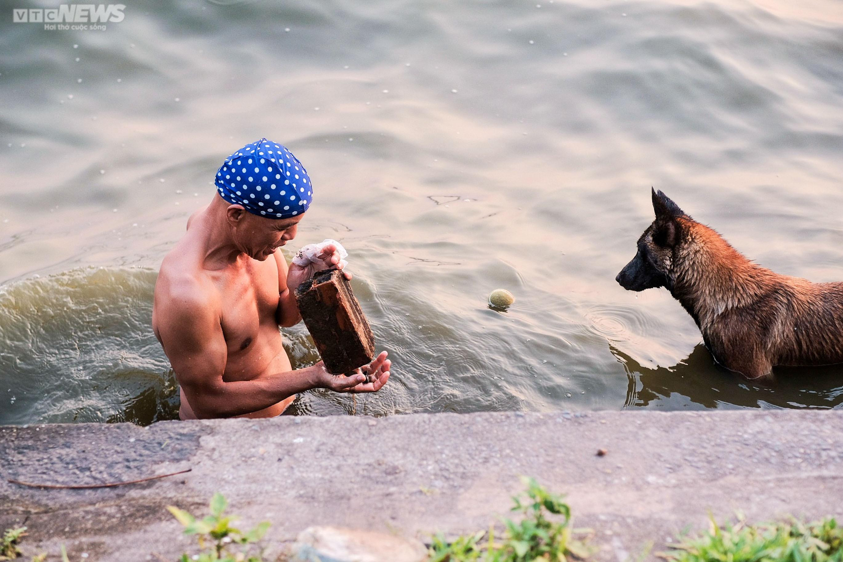 Người Hà Nội mang cả trẻ nhỏ, thú cưng ra Hồ Tây bơi giải nhiệt ngày nắng nóng - 7