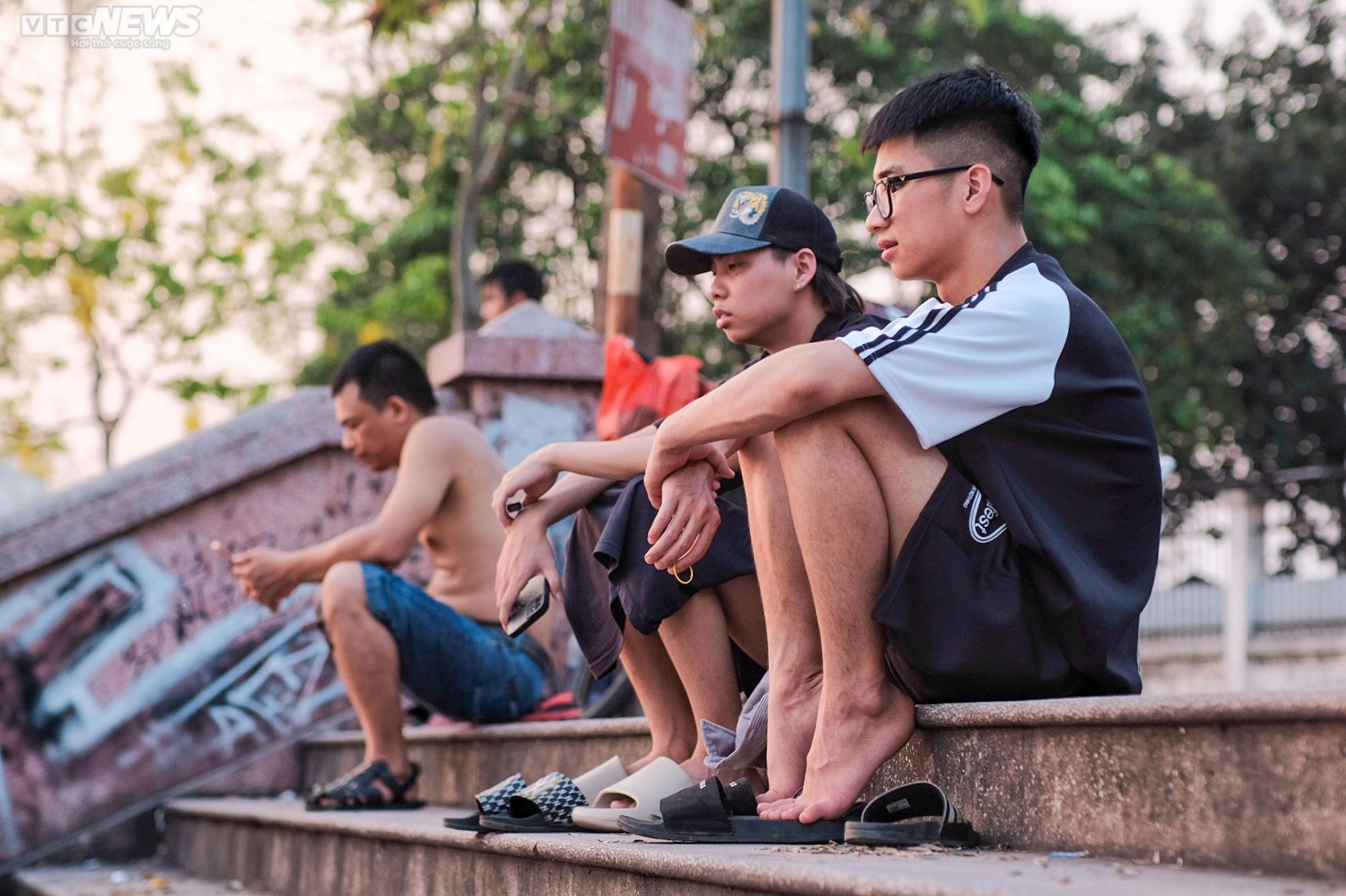 Người Hà Nội mang cả trẻ nhỏ, thú cưng ra Hồ Tây bơi giải nhiệt ngày nắng nóng - 10