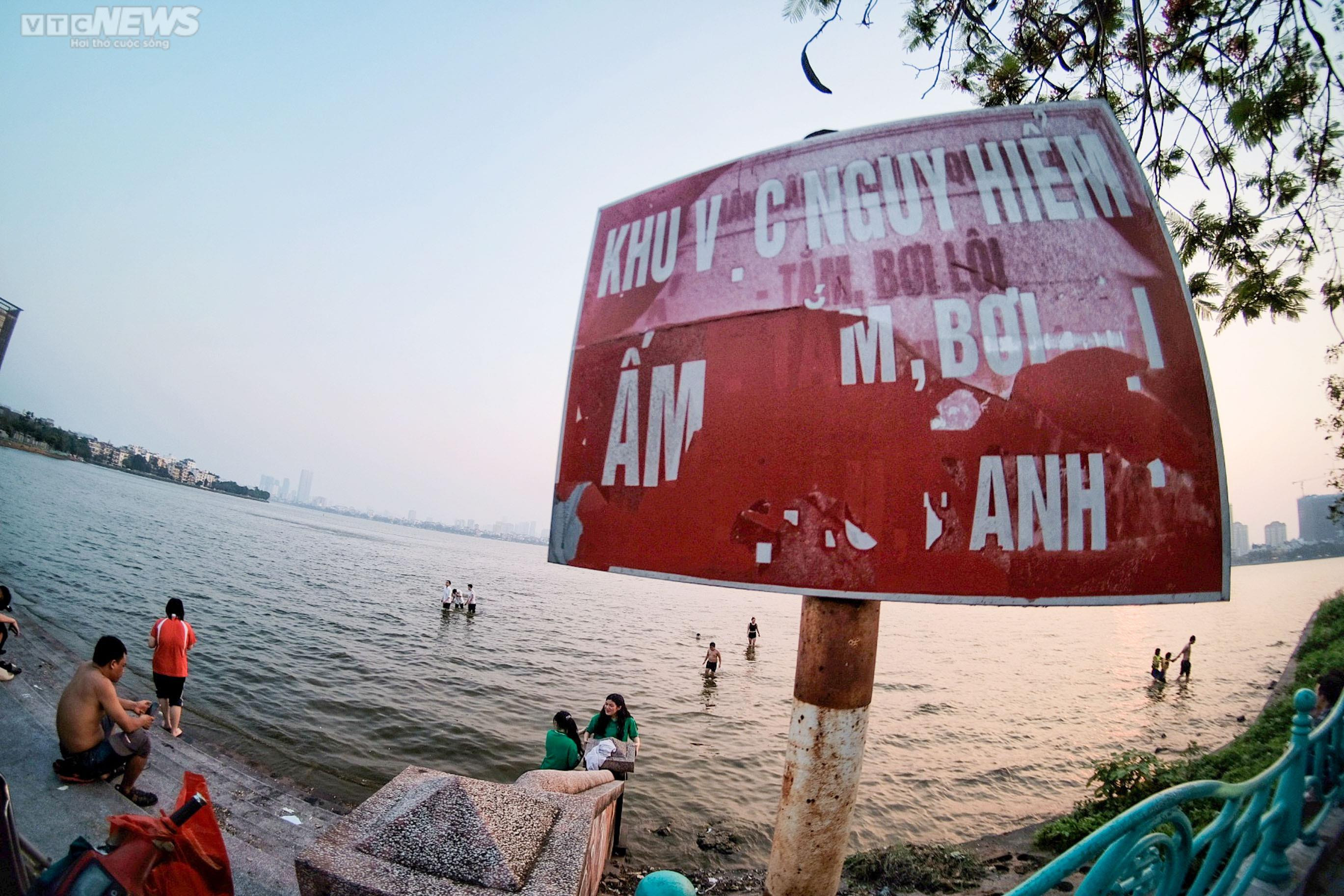 Người Hà Nội mang cả trẻ nhỏ, thú cưng ra Hồ Tây bơi giải nhiệt ngày nắng nóng - 9