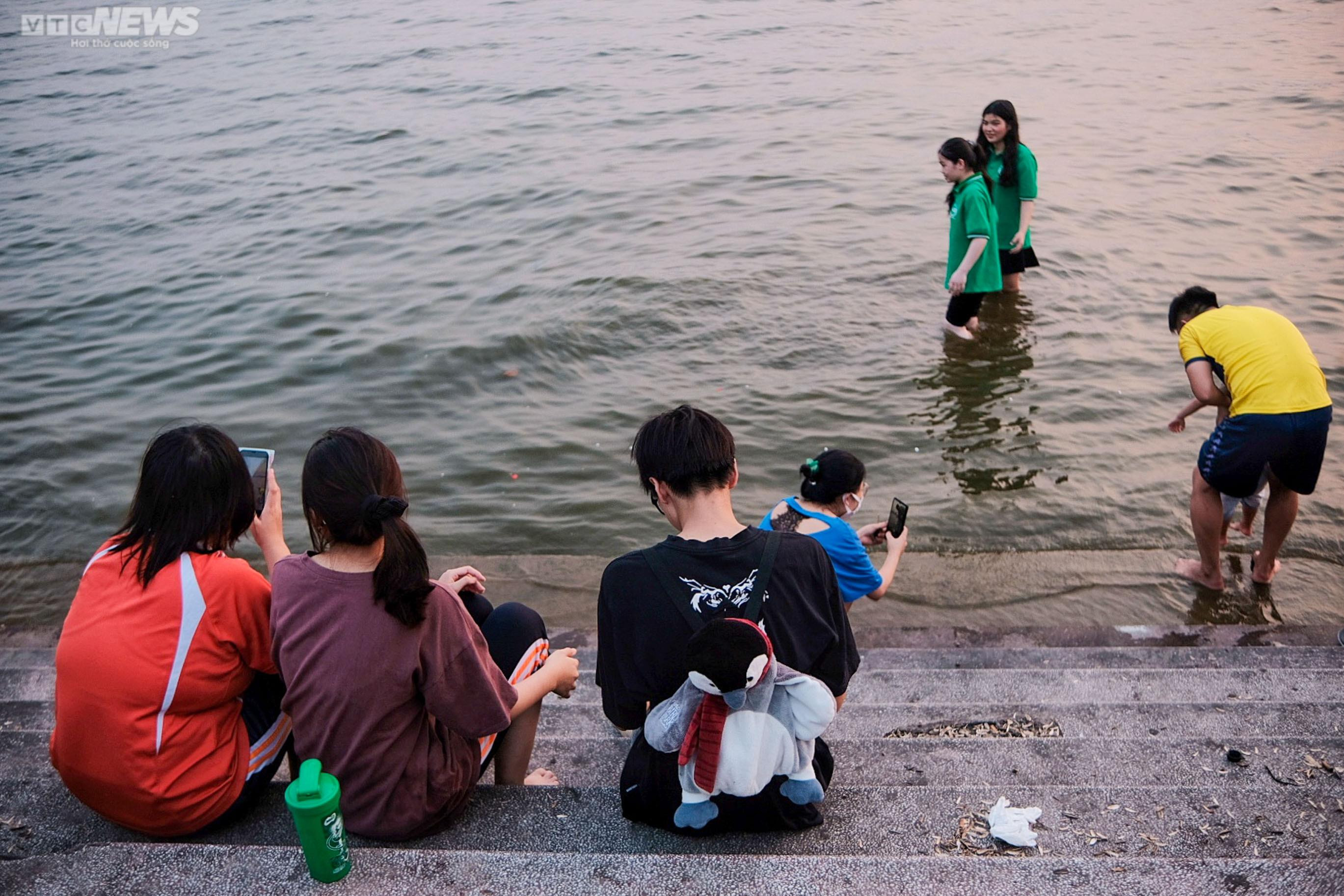 Người Hà Nội mang cả trẻ nhỏ, thú cưng ra Hồ Tây bơi giải nhiệt ngày nắng nóng - 11