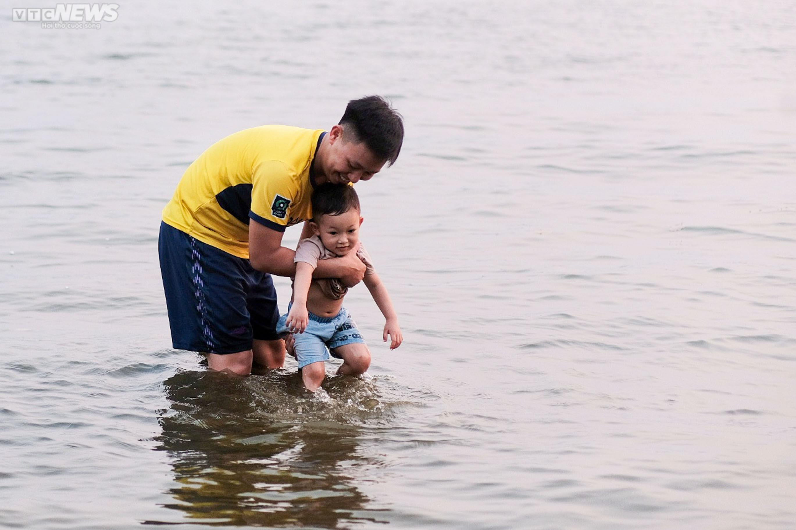 Người Hà Nội mang cả trẻ nhỏ, thú cưng ra Hồ Tây bơi giải nhiệt ngày nắng nóng - 3