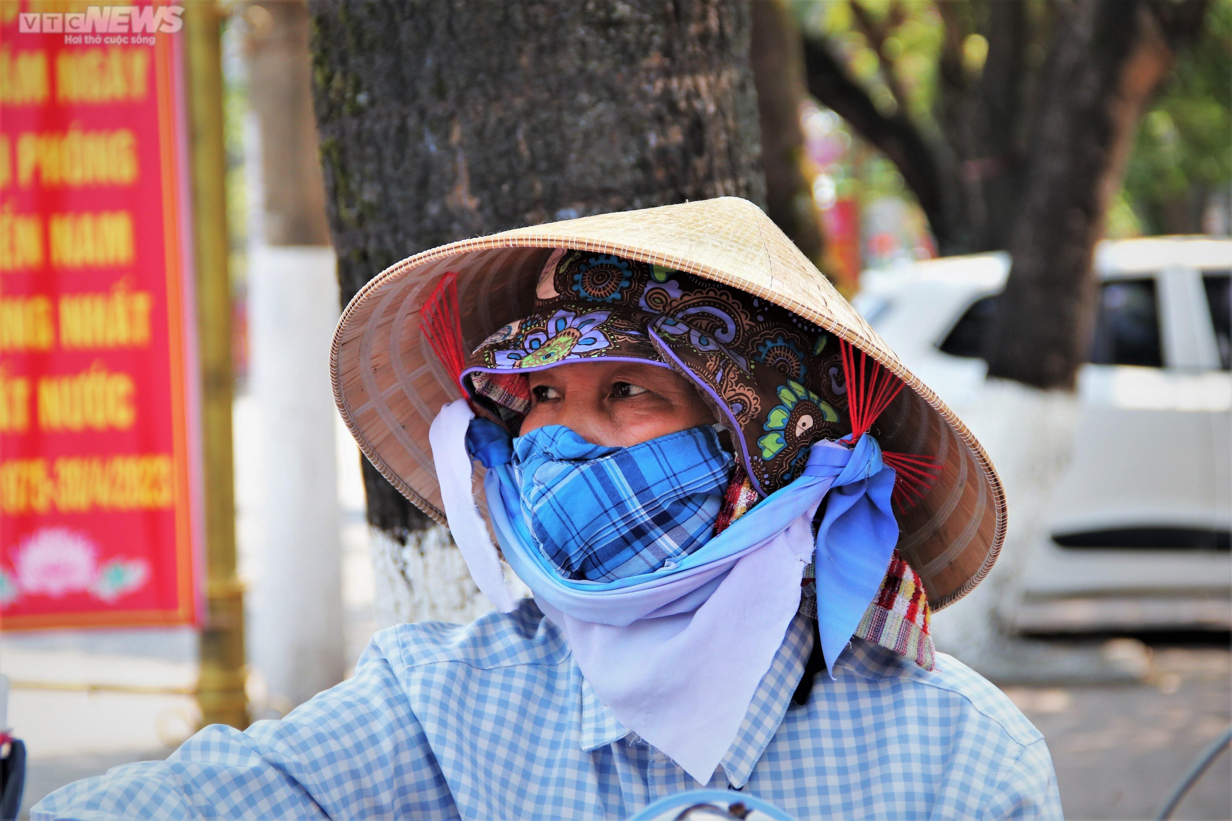 Công nhân oằn mình làm việc trên những công trường bỏng rát 42 độ C - 7