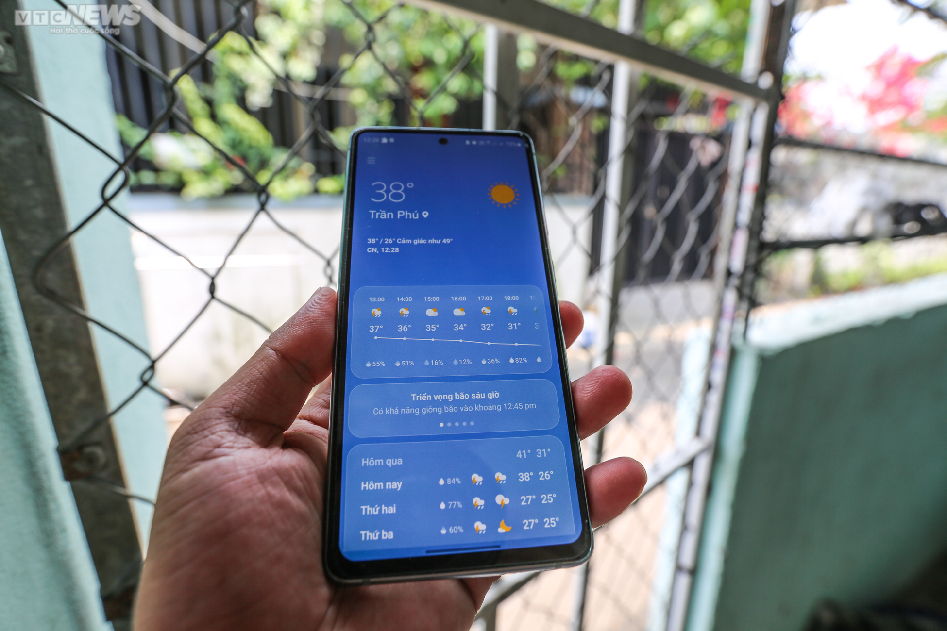 Công nhân oằn mình làm việc trên những công trường bỏng rát 42 độ C - 14