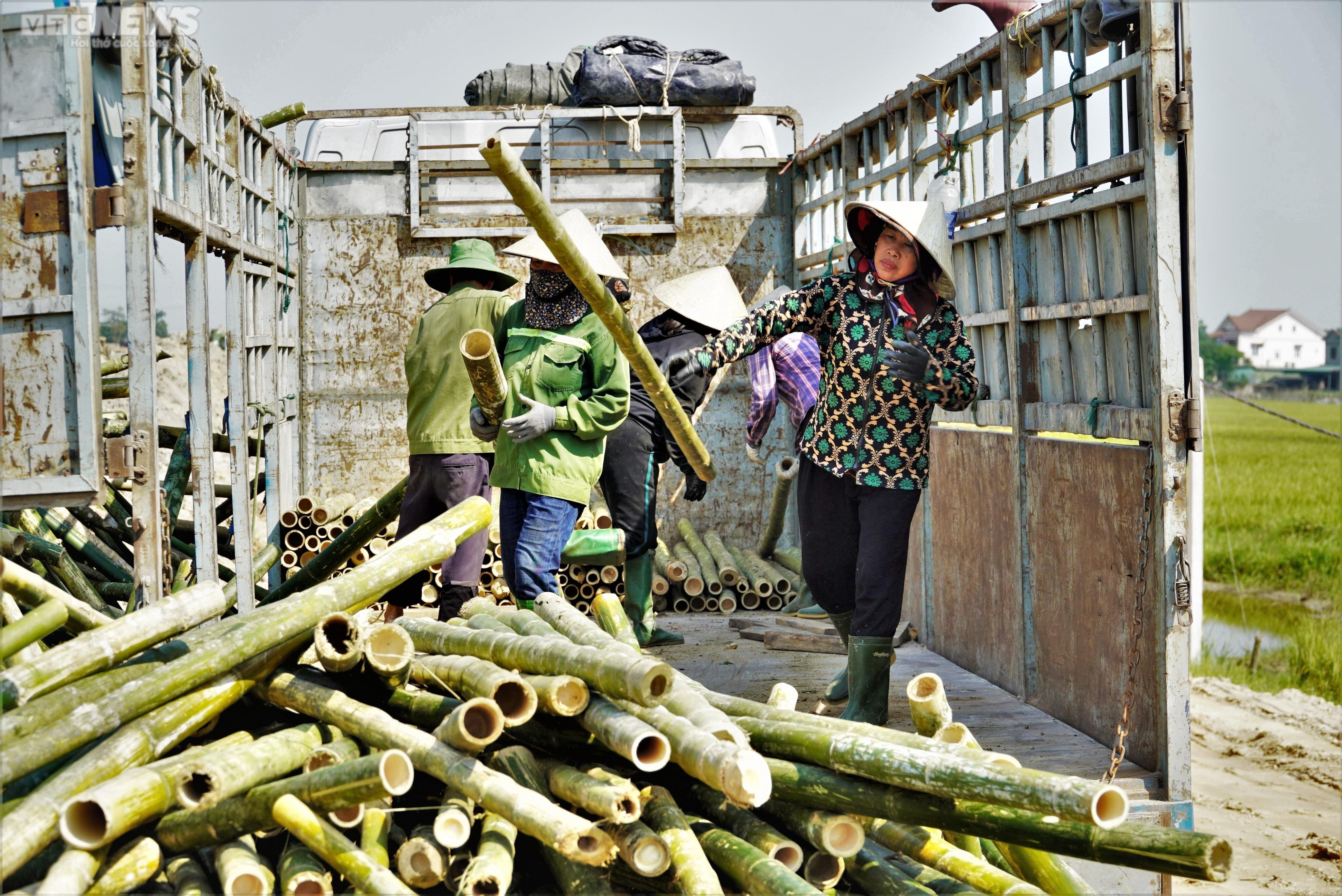 Công nhân oằn mình làm việc trên những công trường bỏng rát 42 độ C - 4