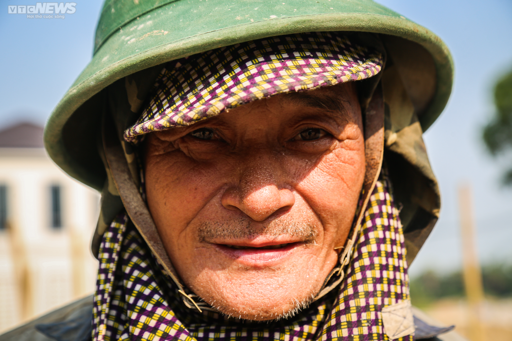 Công nhân oằn mình làm việc trên những công trường bỏng rát 42 độ C - 9