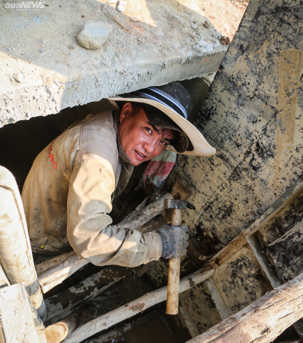 Công nhân oằn mình làm việc trên những công trường bỏng rát 42 độ C - 8