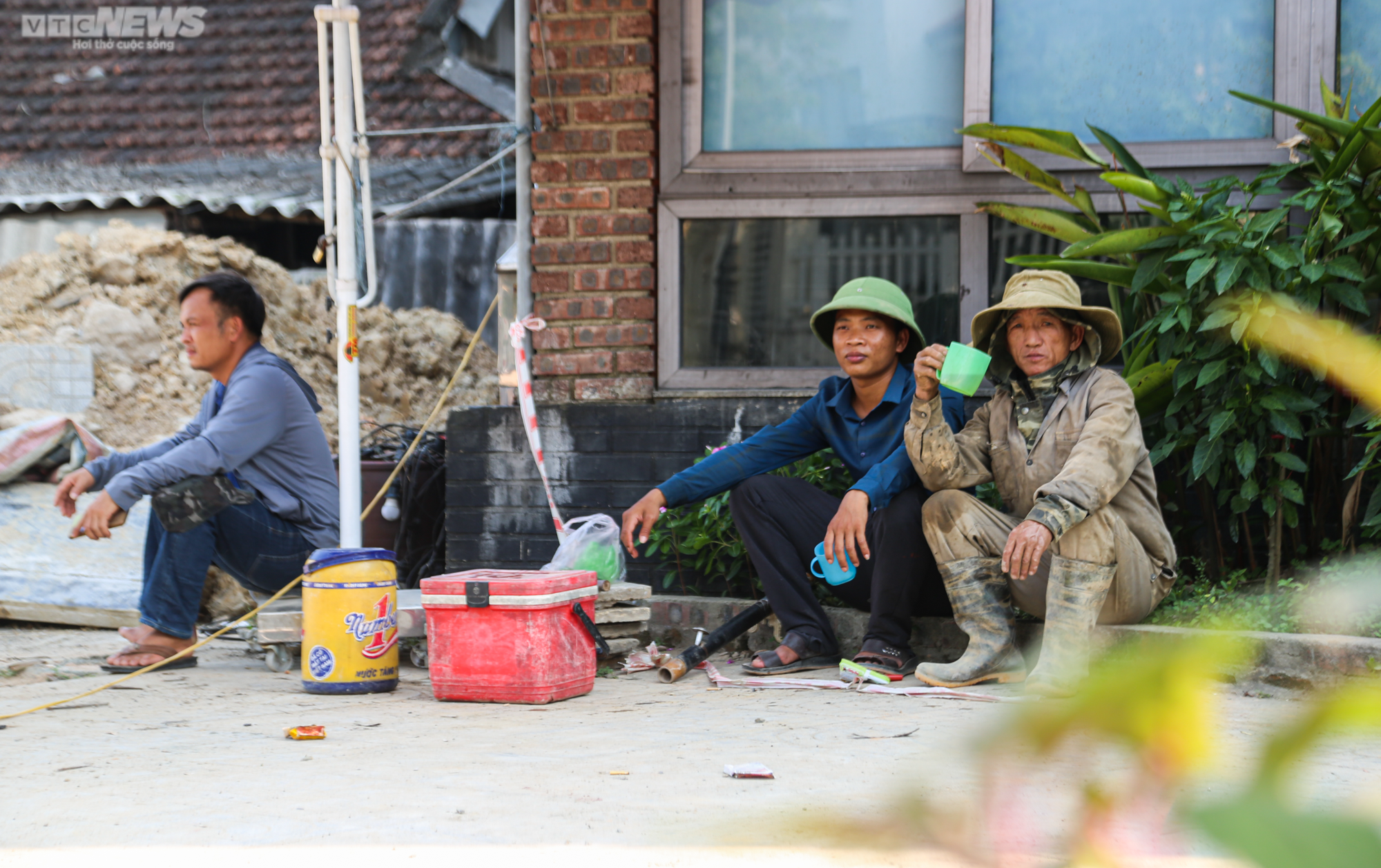 Công nhân oằn mình làm việc trên những công trường bỏng rát 42 độ C - 11