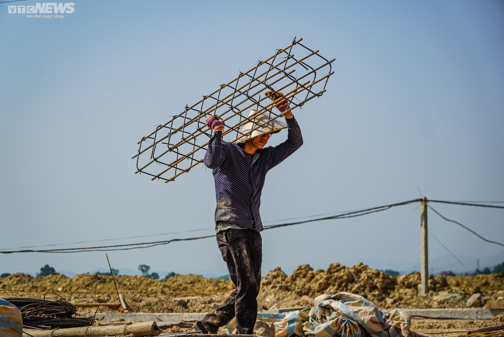 Công nhân oằn mình làm việc trên những công trường bỏng rát 42 độ C - 2