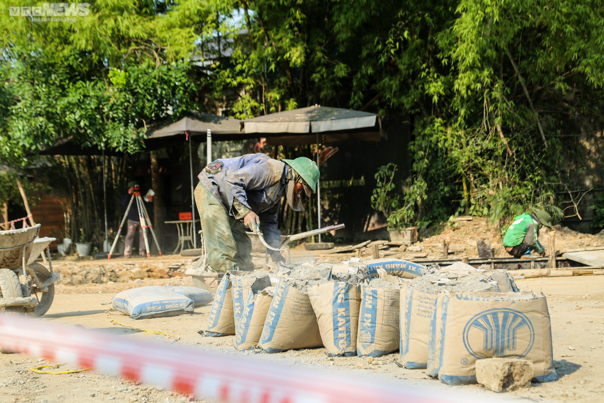 Công nhân oằn mình làm việc trên những công trường bỏng rát 42 độ C - 5