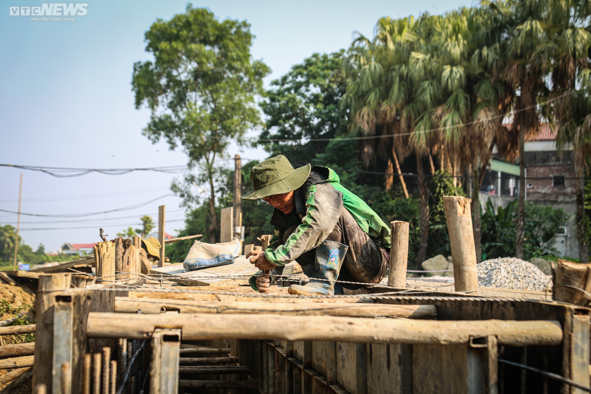 Công nhân oằn mình làm việc trên những công trường bỏng rát 42 độ C - 10