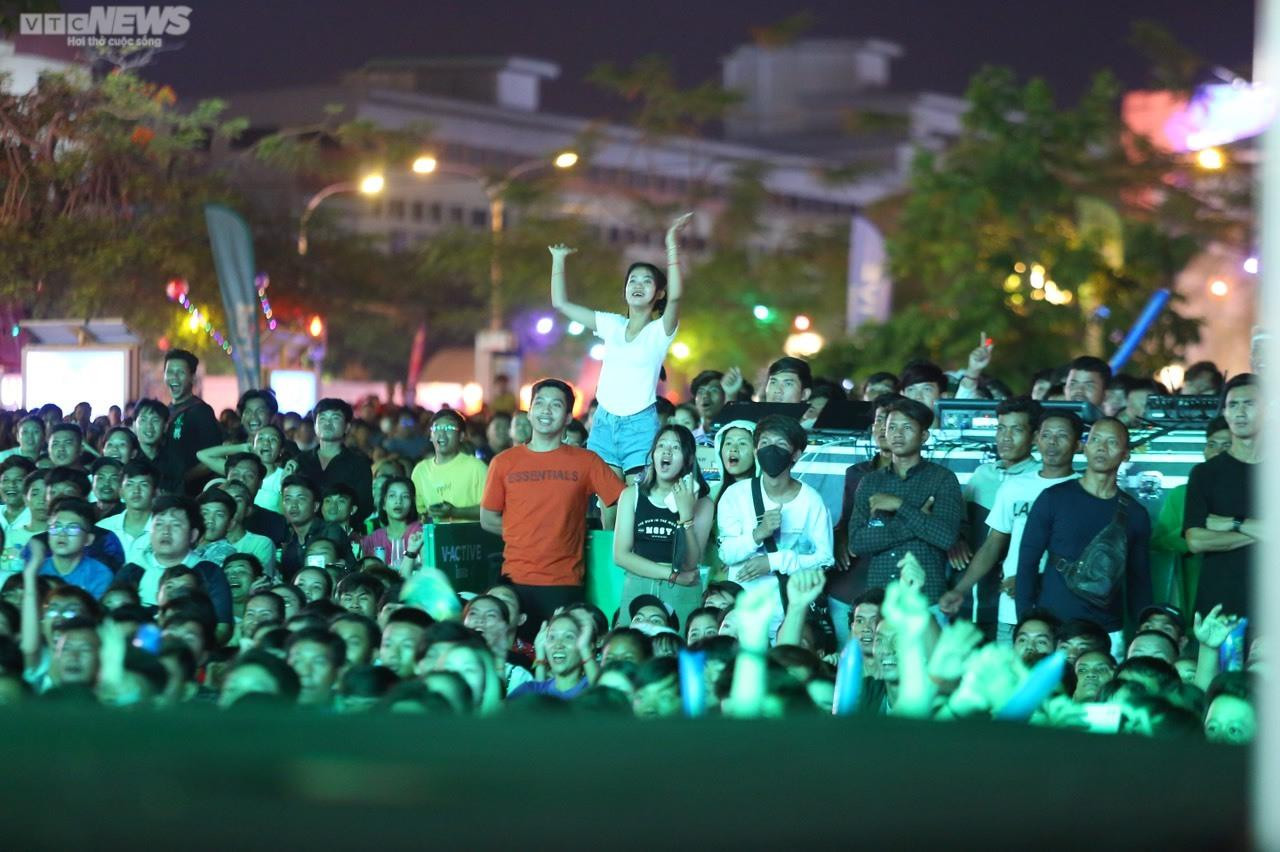 Tài xế chê khách, chủ quán nghỉ bán hàng cổ vũ SEA Games 32 - 1