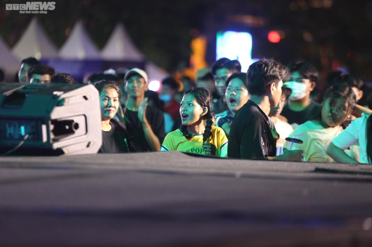 Tài xế chê khách, chủ quán nghỉ bán hàng cổ vũ SEA Games 32 - 12