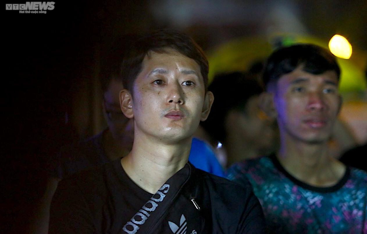 Tài xế chê khách, chủ quán nghỉ bán hàng cổ vũ SEA Games 32 - 10