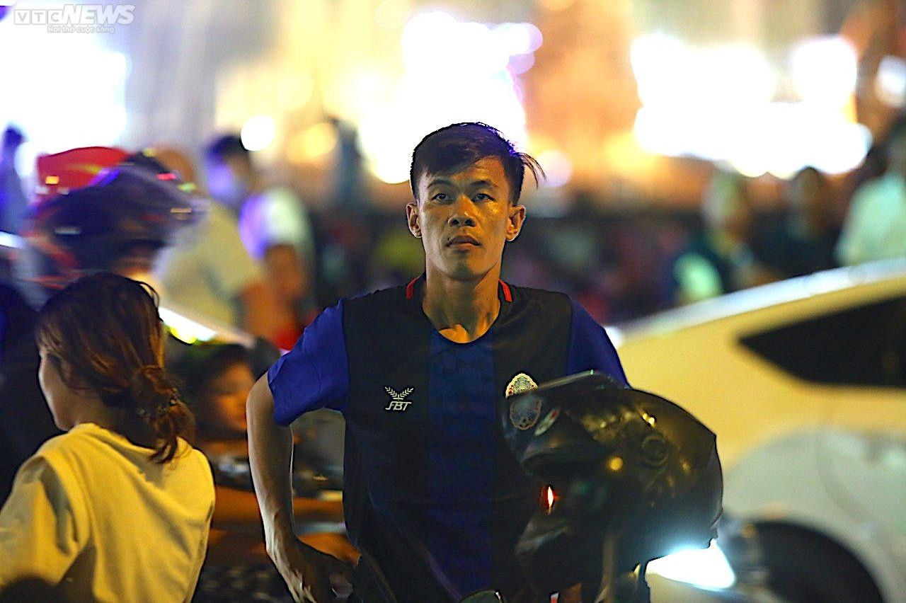 Tài xế chê khách, chủ quán nghỉ bán hàng cổ vũ SEA Games 32 - 9