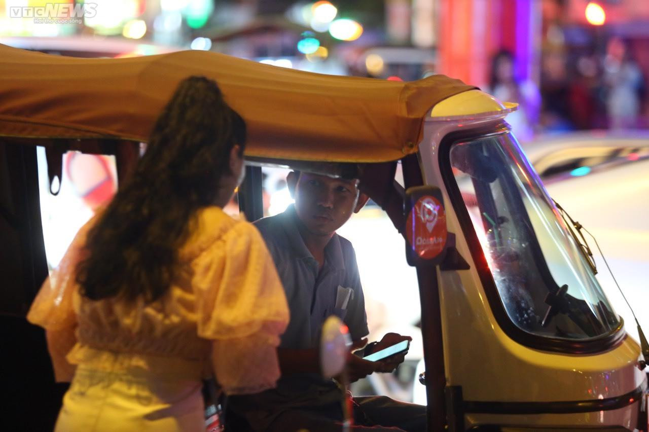 Tài xế chê khách, chủ quán nghỉ bán hàng cổ vũ SEA Games 32 - 5