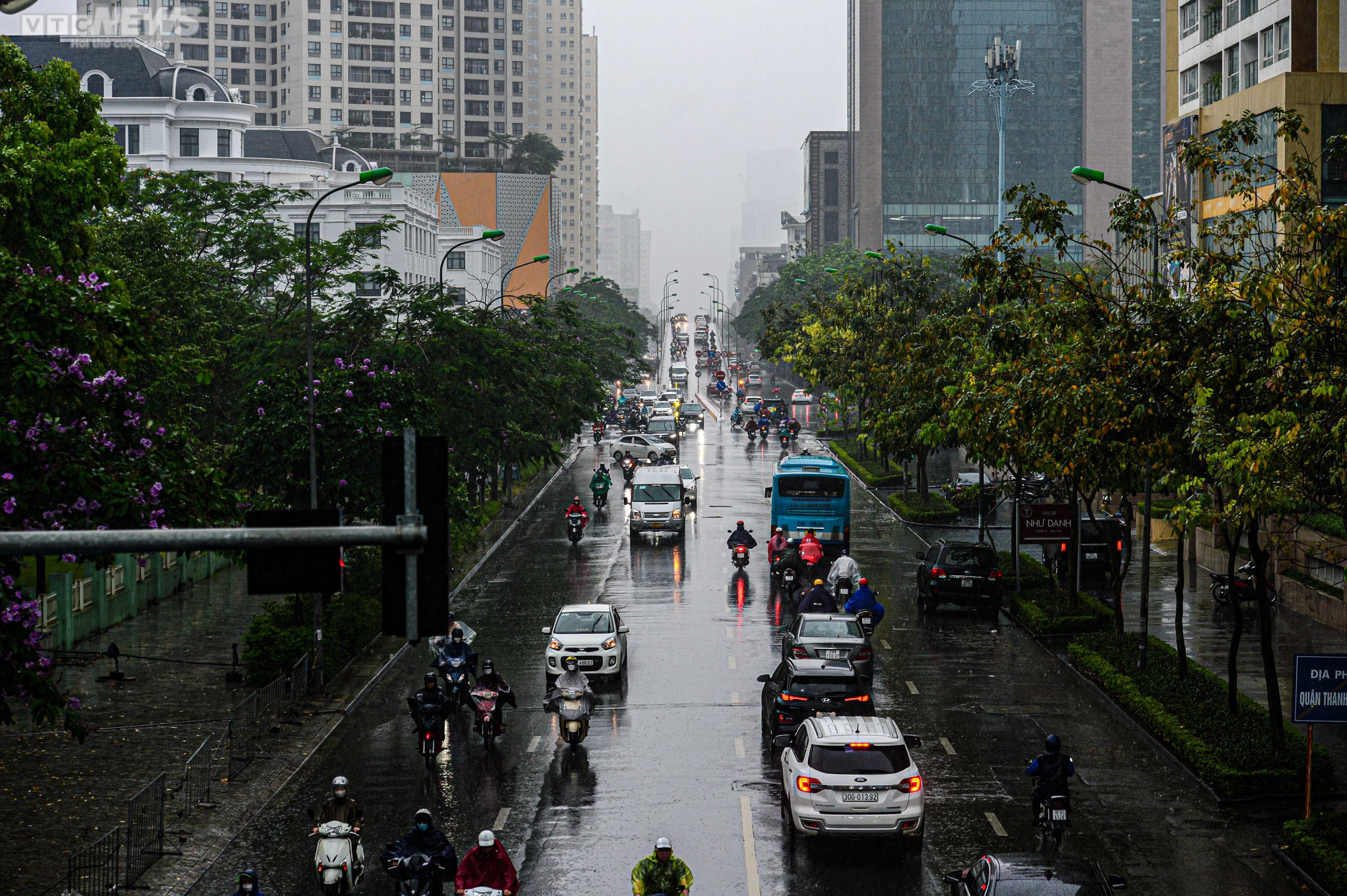 Hà Nội mưa trắng trời giờ cao điểm, người dân trú tạm dưới gầm cầu - 1