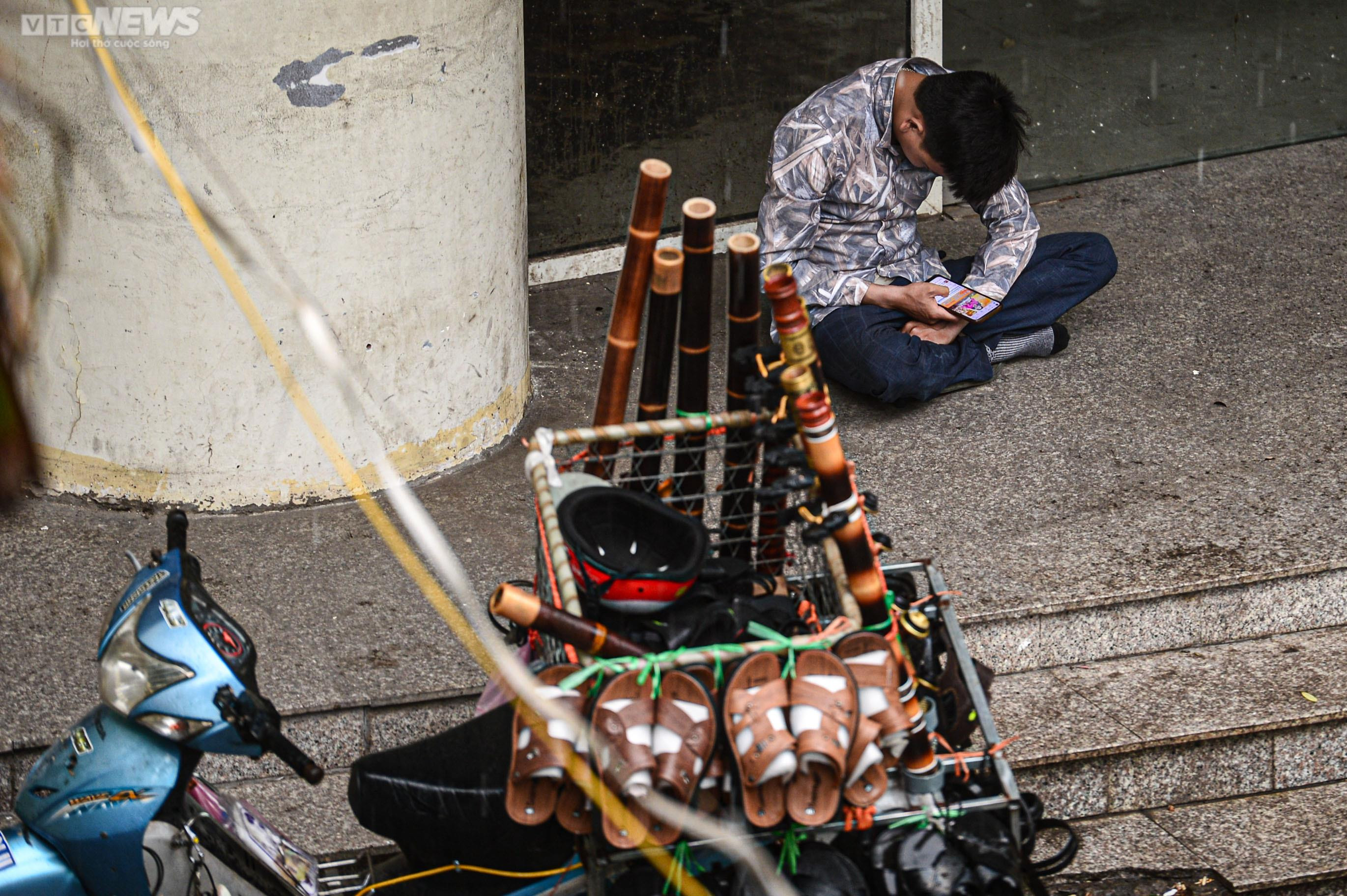 Hà Nội mưa trắng trời giờ cao điểm, người dân trú tạm dưới gầm cầu - 8