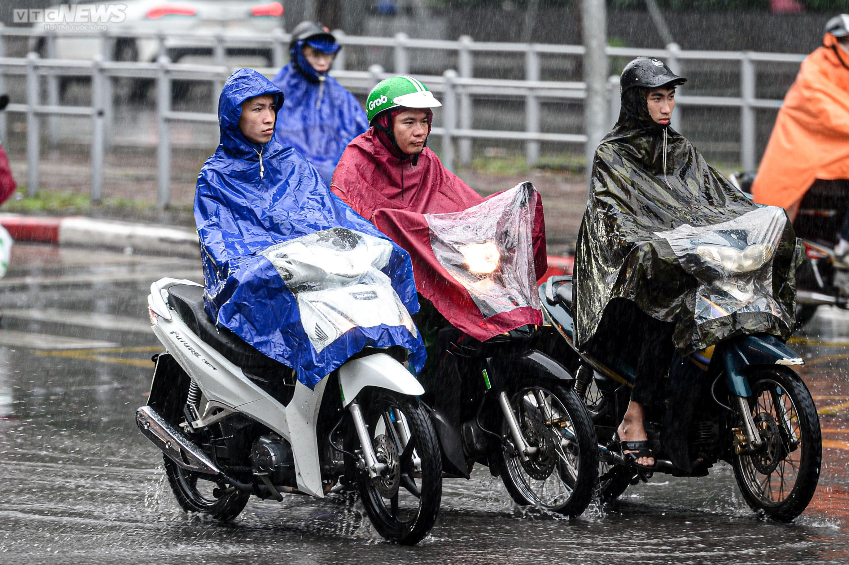 Hà Nội mưa trắng trời giờ cao điểm, người dân trú tạm dưới gầm cầu - 12
