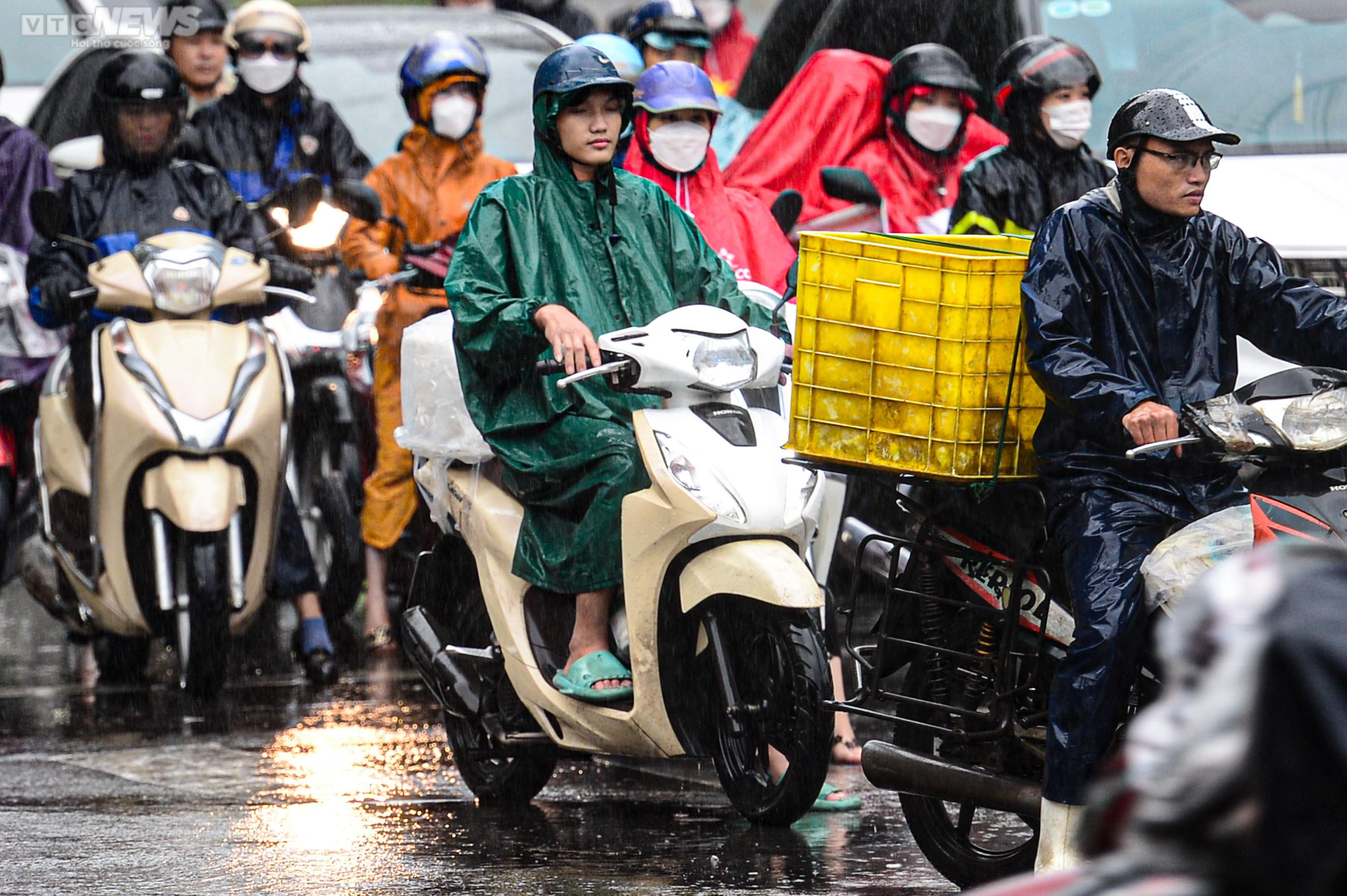 Hà Nội mưa trắng trời giờ cao điểm, người dân trú tạm dưới gầm cầu - 3